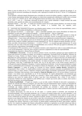 último (o prazo de defesa do art. 217), a maior proximidade de situações, requerida para a aplicação da analogia. E, na
mesma linha de raciocínio (semelhança de situações), cabe a aplicação do restante do rito do § 1º do art. 217 do Regimento
da Câmara.
Assim definida a utilização daquele Regimento para a disciplina do exercício da defesa, mantido, e ampliado, nesse ponto,
o juízo liminar anteriormente emitido, cabe ingressar na controvérsia ensejada pelo indisfarçável conflito entre as normas
do art. 23 da Lei nº 1.079/50 e do art. 188, II, do Regimento Interno da Câmara, uma e outra abaixo reproduzidas:
Lei nº 1.079 — «Art. 23 — Encerrada a discussão do parecer, será o mesmo submetido a votação nominal, não sendo
permitidas, então, questões de ordem, nem encaminhamento de votação.»
Regimento Interno — «Art. 188 — A votação por escrutínio secreto far-se-á pelo sistema eletrônico, nos termos do artigo
precedente, apurando-se apenas os nomes dos votantes e o resultado final, nos seguintes casos:
...............................................................
II — autorização para instauração de processo, nas infrações penais comuns, ou nos crimes de responsabilidade, contra o
Presidente e o Vice-Presidente da República e os Ministros de Estado».
Pela aplicação da primeira — a norma legal — optou a autoridade apontada como coatora (Presidente da Câmara dos
Deputados); ao passo que, pela incidência da segunda — a norma regimental — bate-se o Impetrante.
Ora, a Constituição de 1988, a exemplo do que haviam feito as anteriores, de 1946 a 1967, após enumerar os crimes de
responsabilidade do Presidente da República, ali especialmente considerados, reiterou, no parágrafo único do seu art. 85:
«Parágrafo único — Esses crimes serão definidos em lei especial, que estabelecerá as normas de processo e julgamento.»
Há, portanto, no caso, uma explícita reserva de lei formal (lei especial), que não seria lícito olvidar, para que se pudesse
cuidar de abrir campo de validade à aplicação de norma regimental (o art. 188, II), redigida em patente desalinho com a lei.
Existe, com efeito, a lei prevista na Constituição ( — é a Lei nº 1.079/50 —) e, no ponto que agora interessa (art. 23, acima
transcrito), não vejo como se lhe possa irrogar incompatibilidade com a Carta de 1946 (sob cuja égide foi elaborada), nem
com as ulteriores, especialmente a promulgada em 1988.
A Constituição de 1946 concentrava, no art. 43 (mediante remissão a outros dispositivos), todos os casos estabelecidos para
o voto secreto parlamentar e, entre eles, não se arrolava o processo e julgamento de crimes de responsabilidade.
Comentando esse dispositivo, afirmou Pontes de Miranda:
«3) Publicidade e voto secreto — O voto nas câmaras somente é secreto: nas eleições, quaisquer que sejam; tratando-se de
licença para processo de membro da câmara; nas escolhas de magistrados, Procurador-Geral da República, Ministros do
Tribunal de Contas, Prefeito do Distrito Federal, membros do Conselho Nacional de Economia, chefes de missão
diplomática de caráter permanente; na fixação da ajuda de custo dos membros do Congresso Nacional e do subsídio deles e
do Presidente e Vice-Presidente da República; na aprovação do projeto vetado; na apreciação da declaração do estado de
sítio pelo Presidente da República e das medidas adotadas. Ao tempo do Império, a Constituição de 1824, art. 24, punha
por princípio, como hoje, a publicidade das sessões, mas, em vez de dizer quais as que seriam secretas, deixava-o à
verificação dos próprios Deputados e Senadores. A técnica republicana foi diferente. A tese da excepcionalidade da votação
secreta, só determinada pela Constituição, foi levantada na Câmara dos Deputados, em 1951. O líder da maioria, deputado
Gustavo Capanema e o relator da questão na Comissão de Justiça, deputado Antônio Horácio, defenderam-na,
energicamente. Disse o relator: «A votação pública constitui a regra geral, o processo costumeiro, nos parlamentos livres; não
é possível negar, ou, sequer, atenuar, o imperativo categórico dessa verdade, proclamada, unanimemente, por comentadores,
estadistas e sociólogos, tanto nacionais, como estrangeiros, Pontes de Miranda escreve: «O voto nas câmaras é secreto nas
eleições e nos demais casos especificados no art. 43 da Constituição. No regime pluripartidário, em Constituição que
mandou atender-se à representação dos partidos nas comissões e adotou outras medidas de responsabilização, é difícil
explicar-se esse receio de votação aberta. O eleitor é que deve votar secretamente; não, o eleito. O voto secreto é
excepcional. Nenhum dos corpos legislativos pode deliberar que a votação seja secreta: pode, no entanto, fazer secreta a
discussão dos projetos, em resolução in casu».
«4) Razão da publicidade — O sigilo nas votações, se, por um lado, atende à liberdade de não-emitir o pensamento, a
despeito da «emissão para efeito de contagem», por outro lado evita que temperamentos menos corajosos se abstenham de
votar, ou temperamentos exibicionistas tomem atitudes escandalosas ou insinceras. No regime pluripartidário, em
Constituição que mandou atender-se à representação dos partidos nas comissões e adotou outras medidas de
responsabilização, é difícil explicar-se esse receio da votação aberta. O eleitor é que deve votar secretamente (há razões da
técnica para isso); não, o eleito.
As votações não-secretas, nos casos do art. 43, são nulas: e o controle judicial é permitido, para decretação da
inconstitucionalidade. Tem-se procurado interpretar o art. 43 como se ele apenas exigisse que, nos casos apontados, o voto
seja secreto, deixando-se à elaboração de regras jurídicas regimentais o estabelecerem outras espécies em que pode ser
secreta a deliberação de qualquer das câmaras. Segundo tal opinião, portanto, os regimentos poderiam ser acordes em fazer
secretas as suas respectivas votações, ou um as fazer e outro não, ou em deixarem, ou um só deixar, que se possa pedir, em
cada caso, que a votação seja secreta. Tal interpretação desatende à tradição brasileira, que é a da publicidade das votações
em qualquer das câmaras. Outrossim, se não existisse, no sistema jurídico constitucional do Brasil, regra jurídica, implícita,
que diz: «As votações de qualquer das Câmaras serão públicas» poderiam os regimentos ou um deles estatuir que todas as
votações fossem secretas. Ora, o absurdo ressalta. É certo que os regimentos poderiam ser observados, a despeito da
 