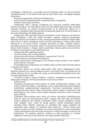 „Projekt współfinansowany ze środków Europejskiego Funduszu Społecznego”
30
zwilŜającego i zabarwia go, co powoduje tworzenie barwnego nalotu na całej powierzchni
niezadrukowywanej. W ten sposób zachowują się często farby czarne, wymagające długiego
dojrzewania.
Wymywaniu pigmentów moŜna przeciwdziałać przez:
– stosowanie farb wyprodukowanych co najmniej przed 6–8 tygodniami,
– unikanie intensywnego nawilŜania.
Emulgowanie farby z płynem zwilŜającym jest zazwyczaj wynikiem nadmiernego
obniŜenia jej lepkości. Za niska lepkość farby moŜe być błędem fabrycznym albo wynikiem
zbytniego skrócenia, np. podczas przygotowywania jej do drukowania. Zdarza się to
zwłaszcza w przypadku farby przeznaczonej do drukowania płaszczyzn, do której dodano za
duŜo oleju drukarskiego lub słabego pokostu.
Emulgowanie farby ułatwiają związki powierzchniowo czynne. Mogą się one dostać do
płynu zwilŜającego z farby, lecz przede wszystkim z papieru, zwłaszcza kredowanego.
ObniŜając napięcie powierzchniowe wody, powodują powstawanie drobnych kropelek farby,
które tworząc w płynie zwilŜającym trwałą zawiesinę zabarwiają go i brudzą wałki wodne.
Zabarwiony w ten sposób roztwór zwilŜający przechodzi na formę i podłoŜe drukowe,
powodując pojawienie się barwnego nalotu na całej jego powierzchni nie zadrukowywanej.
Zmycie formy drukowej i obciągu cylindra pośredniego wilgotną gąbką usuwa barwienie.
Po krótkim czasie pojawia się ono jednak ponownie.
Emulgowaniu farby zapobiega się przez:
– stosowanie farby o dość wysokiej lepkości,
– utrzymywanie pH roztworu zwilŜającego w granicach od 5,7 do 5,9,
– niezbyt intensywne nawilŜanie formy drukowej,
– częstą wymianę płynu zwilŜającego (w celu usunięcia rozpuszczonych w nim związków
powierzchniowo czynnych).
W przypadku kiedy emulgowanie juŜ wystąpiło, naleŜy do farby dodać mocnego pokostu
i zmniejszyć nawilŜanie.
Tonowanie objawia się równieŜ pokrywaniem farbą miejsc niedrukujących formy
drukowej; przetarcie jej zwilŜoną gąbką nie usuwa z tych miejsc farby. Po przeniesieniu na
podłoŜe drukowe tworzy ona plamy lub smugi na powierzchniach niezadrukowanych albo
wywołuje pogrubienie rysunku.
Tworzenie się plam o róŜnych kształtach i wielkości, nieregularnie rozrzuconych dość
daleko jedna od drugiej, moŜe być powodowane licznymi przyczynami.
NaleŜą do nich:
– Niestarannie przygotowana forma drukowa na skutek niecałkowitego usunięcia z niej
resztek emulsji pozostałych z poprzedniego uŜycia, nieprawidłowego przeprowadzenia
hydrofilizacji, nieodpowiedniego zagumowania. Tonowanie spowodowane wadliwie
przygotowaną płytą moŜna usunąć, przemywając miejsca tonujące rozcieńczoną wodą
amoniakalną (w celu zmycia resztek emulsji), następnie trawiaczem, wodą i roztworem
gumy arabskiej.
– Uszkodzona forma drukowa przez starcie jej warstwy wierzchniej, hydrofilizowanej,
farbą źle utartą lub zanieczyszczoną pyłem z papieru albo zbyt silnie dociśniętymi
walcami nadającymi lub wodnymi. Szczególnie szybko warstwę hydrofilową ścierają
walce nadające, walce wodne lub obciąg gumowy cylindra pośredniego pokryte
zaschniętą farbą. Podobnie zachowują się stwardniałe albo mające zgrubienia lub
spęcznienia walce nadające. W miejscach formy drukowej, z których została starta
warstwa uczulona na wodę, adsorbują się związki powierzchniowo czynne (pochodzące
z płynu nawilŜającego) lub wolne kwasy tłuszczowe (z farby) powodując, Ŝe stają się one
hydrofobowe. Po uzyskaniu zdolności zwilŜania się farbą przyjmują ją z walców
nadających i przenoszą na niezadrukowywane miejsca podłoŜa drukowego.
 