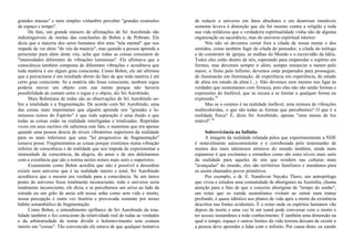 grandes massas" e num simples vislumbre perceber "grandes extensões
de espaço e tempo".
De fato, um grande número de afirmações de Sri Aurobindo são
indistinguíveis de muitas das conclusões de Bohm e de Pribram. Ele
dizia que a maioria dos seres humanos têm uma "tela mental" que nos
impede de ver além "do véu da matéria", mas quando a pessoa aprende a
perscrutar para além deste véu, acha que todas as coisas consistem de
"intensidades diferentes de vibrações luminosas". Ele afirmava que a
consciência também composta de diferentes vibrações e acreditava que
toda matéria é em algum grau consciente. Como Bohm, ele até afirmou
que a psicocinese é um resultado direto do fato de que toda matéria é até
certo grau consciente. Se a matéria não fosse consciente, nenhum iogue
poderia mover um objeto com sua mente porque não haveria
possibilidade de contato entre o iogue e o objeto, diz Sri Aurobindo.
Mais Bohmiana de todas são as observações de Sri Aurobindo so-
bre a totalidade e a fragmentação. De acordo com Sri Aurobindo, uma
das coisas mais importantes que alguém aprende nos "grandes e lu-
minosos reinos do Espírito" é que toda separação é uma ilusão e que
todas as coisas estão na realidade interligadas e totalizadas. Repetidas
vezes em seus escritos ele salientou este fato, e sustentou que era apenas
quando uma pessoa descia de níveis vibratórios superiores da realidade
para os mais inferiores que uma "lei progressiva de fragmentação"
tomava posse. Fragmentamos as coisas porque existimos numa vibração
inferior de consciência e de realidade que nos impede de experimentar a
intensidade da consciência, da alegria, do amor e de nos deleitarmos
com a existência que são a norma nestes reinos mais sutis e superiores.
Exatamente como Bohm acredita que não é possível a desordem
existir num universo que é na realidade inteiro e total, Sri Aurobindo
acreditava que o mesmo era verdade para a consciência. Se um único
ponto do universo fosse totalmente inconsciente, todo o universo seria
totalmente inconsciente, ele dizia, e se percebemos um seixo ao lado da
estrada ou um grão de areia sob nossa unha como sem vida e morto,
nossa percepção é outra vez ilusória e provocada somente por nosso
hábito sonambúlico de fragmentação.
Como Bohm, o entendimento epifânico de Sri Aurobindo da tota-
lidade também o fez consciente da relatividade real de todas as verdades
e da arbitrariedade de tentar dividir o holomovimento sem costura
inteiro em "coisas". Tão convencido ele estava de que qualquer tentativa
de reduzir o universo em fatos absolutos e em doutrinas imutáveis
somente levava à distorção que ele foi mesmo contra a religião e toda
sua vida enfatizou que a verdadeira espiritualidade vinha não de alguma
organização ou sacerdócio, mas do universo espiritual interior:
Nós não só devemos cortar fora a cilada de nossa mente e dos
sentidos, como também fugir da cilada do pensador, a cilada do teólogo
e do construtor de igrejas, as malhas do Mundo e a escravidão da Idéia.
Todos eles estão dentro de nós, esperando para emparedar o espírito em
formas; mas devemos sempre ir além, sempre renunciar o menor pelo
maior, o finito pelo Infinito; devemos estar preparados para prosseguir,
de iluminacão em iluminação, de experiência em experiência, de estado
de alma em estado de alma (...). Não devemos nem mesmo nos ligar às
verdades que sustentamos com firmeza, pois elas não são senão formas e
expressões do Inefável, que se recusa a se limitar a qualquer forma ou
expressão.91
Mas se o cosmos é na realidade inefável, uma mistura de vibrações
multicoloridas, o que são todas as formas que percebemos? O que é a
realidade física? É, dizia Sri Aurobindo, apenas "uma massa de luz
estável".92
Sobrevivência no Infinito
A imagem da realidade relatada pelos que experimentaram a NDE
é notavelmente autoconsistente e é corroborada pelo testemunho de
muitos dos mais talentosos místicos do mundo também, ainda mais
espantoso é que excitantes e estranhos como são estes níveis mais sutis
da realidade para aqueles de nós que residem nas culturas mais
"avançadas" do mundo, eles são territórios familiares e mundanos para
os assim chamados povos primitivos.
Por exemplo, o dr. E. Nandisvar Nayake Thero, um antropólogo
que viveu e estudou uma comunidade de aborígenes na Austrália, chama
atenção para o fato de que o conceito aborígene de "tempo do sonho",
um reino que os xamãs australianos visitam ao entrar num transe
profundo, é quase idêntico aos planos de vida após a morte da existência
descritos nas fontes ocidentais. É o reino onde os espíritos humanos vão
depois da morte e uma vez lá um xamã pode conversar com o morto e
ter acesso instantâneo a todo conhecimento. É também uma dimensão na
qual o tempo, espaço e outros limites da vida terrena deixam de existir e
a pessoa deve aprender a lidar com o infinito. Por causa disto, os xamãs
 