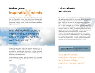 27
Leiders geven Leiders durven
los te laten
inspiratie ruimte
xLeiders inspireren en sturen op resultaten. Daarbij wordt vooral
het ‘wat’ vastgelegd. In het ‘hoe’ wordt ruimte geboden aan
de professionals, die met voldoende autonomie op een geïn-
spireerde en creatieve manier kunnen werken aan de gewenste
organisatieresultaten.
Een keurmerk van adequaat leiderschap is het werk teruggeven
aan de professionals. Meer nog dan bij een dirigent van een or-
kest geldt bij een theaterproductie dat de directeur alles los moet
laten, wetend dat de groep zelf de belangrijke besluiten neemt.
Maar de directeur is niet de enige die het werk moet terugge-
ven. Zo geeft de schrijver zijn stuk aan de producer en die geeft
het aan de directeur. Tegelijk gaat er van alles aan de productie
vooraf en volgt er ook daarna nog veel. Dat betekent niet dat de
bijdrage van een directeur onbelangrijk is. Precies zo’n soort rol
spelen directeuren van organisaties vaak (Heifetz, 1994).
Theater en leiderschap vragen alle twee om de kunst van com-
municatie met constructieve feedback. Er is een parallel te trek-
ken met jazzmuziek, waarbij men naar elkaar luistert, intuïtief
inspelend op mogelijkheden, mikkend op een aansprekend re-
sultaat en een stimulerende organisatie (Parks, 2005).
Einstein heeft een punt: leiderschap vereist de beheersing om én
te sturen én initiatief te ondersteunen én uit te dagen. Om op
die manier bij te dragen aan de gewenste integrale ontwikke-
ling van managers en professionals en daarmee dus ook aan de
gewenste organisatieresultaten.
De lakmoesproef voor een leider is de vraag of hij in andere
mensen de overtuiging en wilskracht heeft gezaaid om door te
gaan …
‘	Alles dat werkelijk groots en
inspirerend is, is gecreëerd
door een individu dat kon
werken in vrijheid.’
Albert Einstein
LEIDERSCHAPSCOACH
•	Hoe goed durf je zaken aan medewerkers over te laten?
•	 Welke ontwikkelpunten zie je bij jezelf?
‘	Als je iets wilt pakken,
	moet je het heel even loslaten.
	Als je iets wilt loslaten,
	moet je het heel even pakken.‘
Lao Tse
 