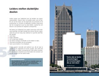 Leiders stellen duidelijke
doelen
54LEIDERSCHAPSCOACH
•	Hoe duidelijk ben jij in het stellen én duidelijk maken van
doelen voor het management en de professionals?
•	Met welke gevolgen voor de manier waarop je in de
organisatie stuurt op resultaten?
Leiders zorgen voor helderheid over het behalen van organi-
satieresultaten. Daarom laten zij duidelijk weten wat de doe-
len zijn op het niveau van de organisatie, de processen en de
professionals. En, minstens zo belangrijk, de leider zorgt ervoor
dat het management stuurt op deze doelen, waarbij het zich
bewust is van positieve én negatieve consequenties.
Het belang van helderheid over doelen wordt door veel onder-
zoek bevestigd. Het blijkt namelijk dat mensen (binnen organi-
saties) die zich een hoog maar realistisch en specifiek doel heb-
ben gesteld:
meer doen;
langer volharden;
zich minder laten afleiden;
een betere strategie ontwikkelen om de doelen te halen;
informatie verzamelen over de voortgang;
meer succes boeken in hun loopbaan.
Doelen moeten natuurlijk wel realistisch zijn. Als de taak te
moeilijk is om uitgevoerd te kunnen worden, dan werkt het
formuleren van doelen contraproductief. Met andere woorden:
mensen moeten competent zijn (of dat tijdens het uitvoeren van
de taak worden) om een doel te halen.
•
•
•
•
•
•
‘	Soms zijn je beste
	investeringen
	 de investeringen
	 die je niet doet.’
Donald Trump
 