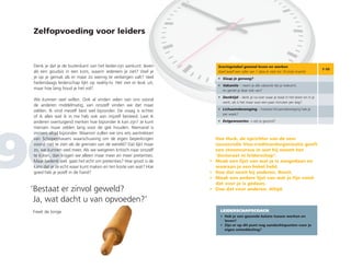 96
Zelfopvoeding voor leiders
Denk je dat je de buitenkant van het leider-zijn aankunt: leven
als een goudvis in een kom, waarin iedereen je ziet? Voel je
je op je gemak als er maar zo weinig te verbergen valt? Veel
hedendaags leiderschap lijkt op reality-tv. Het ziet er leuk uit,
maar hoe lang houd je het vol?
We kunnen veel willen. Ook al vinden velen van ons vooral
de anderen middelmatig, van onszelf vinden we dat maar
zelden. Ik vind mezelf best wel bijzonder. De vraag is echter
of ik alles wat ik in me heb ook aan mijzelf besteed. Laat ik
anderen overtuigend merken hoe bijzonder ik kan zijn? Je kunt
mensen maar zelden lang voor de gek houden. Niemand is
immers altijd bijzonder. Waarom zullen we ons iets aantrekken
van Schopenhauers waarschuwing om de eigen beperkingen
vooral niet te zien als de grenzen van de wereld? Dat lijkt maar
zo, we kunnen veel meer. Als we weigeren kritisch naar onszelf
te kijken, dan krijgen we alleen maar meer en meer pretenties.
Maar bedenk wel: gaat het echt om pretenties? Hoe groot is de
kans dat je ze echt waar kunt maken en ten koste van wat? Hoe
goed heb je jezelf in de hand?
	Dee Hock, de oprichter van de zeer
succesvolle Visa-creditcardorganisatie geeft
een stoomcursus in wat hij noemt het
’doctoraat in leiderschap’:
•	Maak een lijst van wat je is aangedaan en
waaraan je een hekel hebt.
•	 Doe dat nooit bij anderen. Nooit.
•	Maak een andere lijst van wat je fijn vond
dat voor je is gedaan.
•	 Doe dat voor anderen. Altijd.‘	Bestaat er zinvol geweld?
	Ja, wat dacht u van opvoeden?’
	 Freek de Jonge LEIDERSCHAPSCOACH
•	Heb je een gezonde balans tussen werken en
leven?
•	Zijn er op dit punt nog aandachtspunten voor je
eigen ontwikkeling?
Scoringstabel gezond leven en werken
Geef jezelf een cijfer van 1 (doe ik niet) tot 10 (mijn kracht)
1-10
•	 Slaap je genoeg?
•	Vakantie – neem je alle vakantie die je toekomt,
en geniet je daar ook van?
•	Denktijd – denk je na over waar je staat in het leven en in je
werk, als is het maar voor een paar minuten per dag?
•	Lichaamsbeweging – hoeveel lichaamsbeweging heb je
per week?
•	Eetgewoontes –s eet je gezond?
 