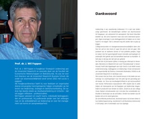 Prof. dr. J. Wil Foppen
Prof. dr. J. Wil Foppen is hoogleraar Strategisch Leiderschap aan
de Universiteit Maastricht en associate dean van de Faculteit der
Economische Wetenschappen en Bedrijfskunde. Hij was tot voor
kort directeur van de Universiteit Maastricht Business School, die
onder zijn verantwoordelijkheid vanaf zomer 2002 met succes is
opgezet.
Als hoogleraar/directeur heeft hij voor bedrijven en organisaties
diverse omvangrijke trainingstrajecten helpen ontwikkelen op het
terrein van leiderschap, strategie en bedrijfsontwikkeling. De na-
druk ligt daarbij steeds op resultaatverbetering en kritische – dat
wil zeggen reflexieve – professionaliteit.
Wil Foppen adviseert en coacht teams, individuele leidinggeven-
den en professionals. Hij publiceerde eerder over het verlangen
naar en de verleidelijkheid van leiderschap en over het manage-
ment van kennis en aanspreekbaarheid. 
Dankwoord
Leiderschap is een weerbarstig onderwerp. Er is veel over leider-
schap geschreven; de benaderingen variëren van beschouwend
tot toegepast, van adviserend tot aanwijzend. Dat levert kleurrijke
beelden op, die soms inspireren maar ook soms weerstand oproe-
pen. Eigen ervaringen in een leidinggevende rol helpen om er meer
inzicht in te krijgen. Dat is uiteraard nog iets anders dan er grip op
krijgen.
Collega-bestuurders en managementverantwoordelijken laten zien
hoe het wel en niet moet en waar het wel en niet om gaat. Wie
probeert iets te realiseren binnen of met politieke partijen, krijgt
te maken met het spanningsveld tussen enerzijds overtuigingen en
anderzijds (het gebrek aan) de bereidheid daarnaar te handelen. Ik
heb daar in de loop der tijd veel van geleerd.
Het feit dat mij de laatste vijftien à twintig jaar driemaal (in Rotter-
dam, Barcelona en Maastricht) een soort ‘bouwdecanaat’ is toever-
trouwd, heeft zéér bijgedragen aan mijn inzicht in de relatie tussen
ondernemerschap, leidinggeven en leiderschap. Ik ben de besturen
van respectievelijk de Erasmus Universiteit Rotterdam, ESADE en de
Universiteit Maastricht er dankbaar voor.
Het contact met Jos Arets, die ik leerde kennen in het kader van een
trainings- en coachingstraject voor het azM, ligt ten grondslag aan
dit boekje. Jos’ focus op resultaatgerichtheid en zijn vertrouwdheid
met Human Performance Improvement (HPI) maakte dat ik wilde
helpen de meerwaarde van het begrijpen van leiderschap toegan-
kelijk en productief voor derden te maken. Zowel Jos als zijn collega
Vivian Heijnen introduceerden mij in de door hen ontwikkelde me-
thodiek en denkwijze van de versnellers. Zonder hen beiden was dit
boekje niet zo tot stand gekomen.
De verschillende professionals, die bereid waren mij te laten delen in
hun leiderschapservaring, resulterend in de illustratieve testimonials
in dit boekje, ben ik erkentelijk voor hun bijdrage.
 