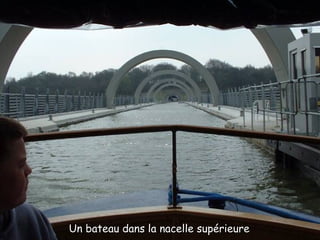 Un bateau dans la nacelle supérieureUn bateau dans la nacelle supérieure
 