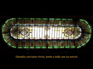 Clarabóia com belos vitrais, banha o salão com luz natural 