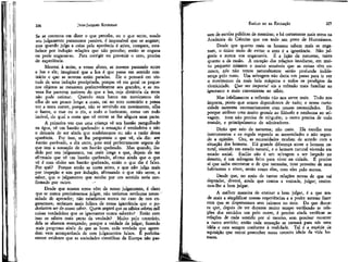 JEAN-JACQUES ROUSSEAU

EMÍLIO ou DA EDUCAÇÃO

Se se contenta em dizer o que percebe, ou o que sente, sendo
seu julgamento puramente passivo, é impossível que se engane;
mas quando julga a coisa pela aparência é ativo, compara, estabelece por indução relações que não percebe; então se engana
ou pode enganar-se. Para corrigir ou prevenir o erro, precisa
de experiência.
Mostrai à noite, a vosso aluno, as nuvens passando entre
a lua e ele; imaginará que a lua é que passa em sentido contrário e que as nuvens estão paradas. Ele o pensará em virtude de uma indução precipitada, porque vê em geral os pequenos objetos se mexerem preferivelmente aos grandes, e as nuvens lhe parecem maiores do que a lua, cuja distância da terra
não pode estimar. Quando num barco em movimento ele
olha de um pouco longe a costa, cai no erro contrário e pensa
ver a terra correr, porque, não se sentindo em movimento, olha
o barco, o mar ou o rio, e todo o horizonte, como um todo
imóvel, do qual a costa que vê correr se lhe afigura uma parte.
A primeira vez que uma criança vê um bastão mergulhado
na água, vê um bastão quebrado: a sensação é verdadeira e não
o deixaria de ser ainda que soubéssemos ou não a razão dessa
aparência. Por isso, se lhe perguntais o que vê, ela dÍ2: um
bastão quebrado, e diz certo, pois está perfeitamente segura de
que tem a sensação de um bastão quebrado. Mas quando, iludido por seu julgamento, vai mais longe e que, depois de ter
afirmado que vê um bastão quebrado, afirma ainda que o que
vê é com efeito um bastão quebrado, então o que diz é falso.
Por quê? Porque então se torna ativo, e que não julga mais
por inspeção e sim por indução, afirmando o que não sente, a
saber, que o julgamento que recebe por um sentido seria confirmado por outro.
Desde que nossos erros vêm de nosso julgamento, é claro
que se nunca precisássemos julgar, não teríamos nenhuma necessidade de aprender; não estaríamos nunca no caso de nos enganarmos; seríamos mais felizes de nossa ignorância que o poderíamos ser de nosso saber. Quem negará que os sábios sabem mil
coisas verdadeiras que os ignorantes nunca saberão? Estão com
isso os sábios mais perto da verdade? Muito pelo contrário,
dela se afastam avançando; porque a vaidade de julgar, fazendo
mais progresso ainda do que as luzes, cada verdade que aprendem vem acompanhada de cem julgamentos falsos. É perfeitamente evidente que as sociedades científicas da Europa não pas-

sam de escolas públicas de mentiras; e há certamente mais erros na
Academia de Ciências que em todo ,um povo de Huroníanos.
Desde que quanto mais os homens sabem mais se enganam, o único meio de evitar o erro é a ignorância. Não julgueis e nunca vos enganareis. É a lição da natureza, tanto
quanto a da razão. À exceção das relações imediatas, em muito pequeno número e muito sensíveis que as coisas têm conosco, nós não temos naturalmente senão profunda indiferença pelo resto. Um selvagem não daria um passo para ir ver
o movimento da mais bela máquina e todos os prodígios da
eletricidade. Que me importa! eis a reflexão mais familiar ao
ignorante e mais conveniente ao sábio.
Mas infelizmente a reflexão não nos serve mais. Tudo nos
importa, posto que somos dependentes de tudo; e nossa curiosidade aumenta necessariamente com nossas necessidades. Eis
porque atribuo uma muito grande ao filósofo e nenhuma ao selvagem. Kste não precisa de ninguém; o outro precisa de todo
mundo, e principalmente de admiradores.
Dirão que saio da natureza; não creio. Ela escolhe seus
instrumentos e os regula segundo as necessidades e não segundo a opinião. Ora, as necessidades mudam de acordo com a
situação dos homens. Há grande diferença entre o homem natural, vivendo em estado natural, e o homem natural vivendo em
estado social. Emílio não é um selvagem a ser largado no
deserto, é um selvagem feito para viver na cidade. É preciso
aí que saiba encontrar o de que necessita, tirar proveito de seus
habitantes e viver, senão como eles, com eles pelo menos.
Desde que, no meio de tantas relações novas de que vai
depender, deverá, ainda que contra a vontade, julgar, ensinemos-lhe a bem julgar.

226

227

A melhor maneira de ensinar a bem julgar, é a que tende mais a simplificar nossas experiências e a poder mesmo fazer
com que as dispensemos sem cairmos no erro. Do que decorre que, depois de ter durante muito tempo verificado as relações dos sentidos um pelo outro, é preciso ainda verificar as
relações de cada sentido por si mesmo, sem, precisar recorrer
a outro sentido; então cada sensação se tornará para nós uma
idéia e esta sempre conforme à realidade. Tal é a espécie de
aquisição que tentei preencher nessa terceira idade da vida humana.

 