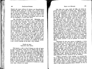 298

JEAN-JACQUES ROUSSEAU

Quando não somos senhores de dominar um desenvolvimento
demasiado rápido, temos que conduzir com a mesma rapidez
os que devem corresponder a esse desenvolvimento, de modo
que a ordem não seja invertida, que o que deve caminhar junto
não seja separado, e que o homem, integral em todos os momentos de sua vida, não chegue a determinado ponto por uma
de suas faculdades e a outro pelas outras.
Que dificuldade vejo erguer-se aqui! Dificuldade tanto
maior quanto está menos nas coisas do que na pusilanimídade
dos que não ousam resolvê-la. Uma criança deve ser educada na religião de seus pais; prova-se-lhe sempre muito bem
que essa religião é a única verdadeira: que todas as outras não
passam de extravagância e'absurdo. Neste ponto a força dos
argumentos depende absolutamente do país em que são apresentados. Que um turco, que acha o cristianismo tão ridículo
em Constantínopla, vá ver como acham o maometismo em Paris! É principalmente em matéria de religião que a opinião
triunfa. Mas nós que queremos evitar-lhe o jugo em todas as
coisas, nós que nada queremos dar à autoridade, nós que não
queremos ensinar a nosso Emílio nada que não pudesse aprender sozinho em todo o país, em que religião o educaremos? A
resposta é muito simples, parece-me; não o amarraremos nem
a esta nem àquela, mas o poremos em condições de escolher
a que o melhor emprego de sua razão o deve conduzir.
Incedo per ignes
Suppositos cineri doloso,
Não importa: o zelo e'a boa fé fizeram em mim até agora
as vezes da prudência: espero que tais fiadores não me abandonarão. Leitores, não receieis de mim precauções indignas
de um amigo da verdade: não esquecerei nunca minha divisa;
mas é-me por demais permitido desconfiar de meus julgamentos.
Ao invés de dizer-vos aqui o que penso eu mesmo, direi o
que pensava um homem que valia mais do que eu. Garanto
a verdade dos fatos que vão ser relatados; aconteceram realmente ao autor do texto que vou transcrever: cabe a vós saberdes se é possível tirar dele reflexões úteis ao assunto de que
se trata. Não vos proponho o sentimento de outrem ou o meio
como regra: ofereço-o em exame.

EMÍLIO ou DA EDUCAÇÃO

299

"Há trinta anos, numa cidade da Itália, um jovem expatriado via-se num estado de miséria 'total. Nascera calvinista; mas, em conseqüência de uma leviandade, achando-se foragido em país estrangeiro e sem recursos, mudou de religião
para ter pão. Havia nesse país um abrigo para os prosélitos:
foi admitido. Instruíndo-o sobre a controvérsia, deram-lhe dúvidas que não tinha, ensinaram-lhe o mal que ignorava: conheceu dogmas novos, viu costumes ainda mais novos; ví-os e
quase foi vítima deles. Quis fugir, prenderam-no; queixou-se, puniram-no: à mercê dos tiranos, viu-se tratado como criminoso por não ter querido concordar com o crime. Que os
que sabem a que ponto a primeira provação da violência irrita
um jovem coração sem experiência, imaginem o estado do dele.
Lágrimas de raiva escorriam de seus olhos, a indignação esrnagava-o: implorava o céu e os homens, confiava-se a todo mundo, não era ouvido por ninguém. Só via lacaios vis, submetidos ao infame que o ultrajava, ou cúmplices do mesmo crime que zombavam de sua resistência e o incitavam a imitá-los.
Estava perdido, sem um honesto eclesiástico que veio ao abrigo
a negócios e que ele achou meio de consultar em segredo. O
eclesiástico era pobre e precisava de todos: mas o oprimido
tinha mais necessidade ainda dele; ele não hesitou em facilitar-Ihe a evasão, correndo o risco de granjear um inimigo poderoso.
"Escapando do vício para retornar à índigência, o jovem
lutava sem êxito contra seu destino: em dado momento acreditou-se acima dele. Ao primeiro aceno da fortuna esqueceu
seus males e seu protetor. Não demorou em ser punido pela
ingratidão: todas as suas esperanças se dissiparam; por mais
que sua juventude o favorecesse, suas idéias romanescas estragavam tudo. Não tendo nem batante talento nem bastante habilidade para se abrir um caminho fácil, não sabendo ser nem
moderado nem mau, tantas coisas ambicionou que não conseguiu chegar a nada. Recaindo na desgraça, sem pão, sem asilo,
quase morrendo de fome, lembrou-se de seu benfeítor.
"Volta-o, encontra-o, é bem recebido; sua presença lembra ao eclesiástico uma boa ação, o que é sempre reconfortante
para a alma. Este homem era naturalmente humano, compassivo; sentia as dores dos outros pelas suas e o bem-estar não
lhe endurecera ainda o coração; finalmente as lições da sabedoria e uma virtude esclarecida tinham reforçado sua boa ín-

 