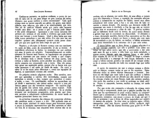 JEAN-JACQUES ROUSSEAU

EMÍLIO ou DA EDUCAÇÃO

Conhece-se portanto, ou pode-se conhecer, o ponto de partida de cada um de nós para chegar ao grau comum do entendimento; mas quem conhece a outra extremidade? Cada qual
avança mais ou menos segundo seu gênio, seu gosto, suas necessidades, seus talentos, seu zelo e as oportunidades que tem.
Não sei de nenhum filósofo ainda que tenha sido bastante
ousado para dizer: eis o termo a que o homem pode chegar
e não pode ultrapassar. Ignoramos o que nossa natureza nos
permite ser; nenhum de nós mediu a distância que pode haver
entre um homem e outro homem. Qual a alma baixa que essa
idéia nunca perturbou e que não tenha dito não raro em seu
orgulho: quantos não ultrapassei! quantos ainda posso alcançar! por que meu igual iria mais longe do que eu?
Repito-o, a educação do homem começa com seu nascimento; antes de falar, antes de compreender, já ele se instruí. A
experiência adianta-se às lições; no momento em que conhece
sua ama, já muito ele adquiriu. Surpreenderiam-nos os conhecimentos do homem mais bronco, se seguíssemos seu progresso
desde o momento em que nasceu até àquele a que chegou.
Se se dividisse toda a ciência humana em duas partes, uma
comum a todos os homens, outra peculiar aos sábios, esta seria
muito pequena em comparação com a outra. Mas não pensamos quase nas aquisições gerais, porque elas se fazem sem que
nelas pensemos e até antes da idade da razão. De resto, o
saber só se faz notar pelas diferenças e, como nas equações de
álgebra, as quantidades comuns não contam.
Os próprios animais adquirem muito. Têm sentidos, cumpre que aprendam a usá-los; têm necessidades, cumpre que
aprendam a atender a elas; cumpre que aprendam a comer,
a andar, a voar. Os quadrúpedes, embora se mantenham em
pé desde o nascimento, não sabem andar; vemo-lo a seus primeiros passos que são tentativas inseguras. Os canários fugidos da gaiola não sabem voar, porque nunca voaram. Tudo
é instrução para os seres animados e sensíveis. Se as plantas
tivessem um movimento progressivo, seria preciso que tivessem sentidos e adquirissem conhecimentos; de outro modo as
espécies pereceriam dentro em breve.
As primeiras sensações das crianças são puramente afetivas;
não percebem senão o prazer e a dor. Não podendo nem andar nem pegar, precisam de muito tempo para formarem pouco
a pouco as sensações representativas que lhes mostram os objetos fora de si mesmas; mas enquanto esses objetos não se es-

tendem, não se afastam, por assim dizer, de seus olhos, c tomam
para eles dimensões e formas, a repetição das sensações afetivas
começa a submetê-los ao império do hábito; vemos seus olhos
voltarem-se sem cessar para a luz e se esta vem de lado tomarem a mesma direção. De maneira que devemos cuidar de
apresentar seu rosto à claridade, a fim de que não se tornem
vesgos nem se acostumem a olhar de viés. É preciso também
que se habituem desde cedo às trevas; de outro modo choram
e gritam logo que se encontram na obscuridade. O alimento e
o sono, demasiado medidos, fazem-se-lhes necessários ao fim dos
mesmos intervalos; e dentro em breve o desejo não vem mais
da necessidade e sim do hábito, ou melhor, o hábito acrescenta
uma nova necessidade à da natureza: eis o que cabe evitar.
_O jjnico Jiábito que^e^deye jeíxar_£ criança_adquirir--é-.Ode'njío "contraiFlÜsburj].; que não "a ponham mais sobre um
braço do que sobre outro; que não a acostumem a dar uma
mão mais do que a outra, a dela fazer uso mais amiudado, a
quereJL-Comer.^dormir, ^agjr nas mesmas^ horas, a não poder
ficar sozinha de dia ou de noite. Preparai de longe o reinado
de sua liberdade e o emprego de suas forças, deixando a seu
corpo o hábito natural, pondo-a em estado de ser sempre senhora de si mesma e fazendo em tudo sua vontade logo que tenha
uma.
A partir do momento em que a criança começa a distinguir os objetos, cumpre variar os que se lhe mostram. Naturalmente todos os novos objetos interessam o homem? Sente-se ele tão frágil que teme tudo o que não conhece: o hábito
de ver novos objetos sem ser afetado por eles destrói tal temor.
As crianças criadas em casas limpas, onde não existem aranhas,
têm medo das aranhas e esse medo se prolonga na idade adulta. Nunca vi camponês, homem, mulher ou criança, ter medo
de aranha.
Por que então não começaria a educação da criança antes
que ela fale e compreenda, desde que a sjníples escolha dos objetos que lhe apresentamos já pode torná-la tímida ou corajosa?
Quero que a. acostumem a ver objetos diferentes, animais íeios,
asquerosos, estranhos, mas pouco a pouco, de longe, até que a
eles se acostume e que à força de vê-los manejados por outrem
os maneje ela própria. Se tiver visto na infância sapos, cobras,
caranguejos, verá sem horror, quando adulto, qualquer espécie de animal. Não há objetos horríveis para quem os vê diariamente.

42

43

 