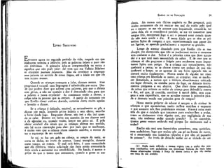 EMÍLIO ou DA EDUCAÇÃO

LIVRO SEGUNDO

E

STAMOS agora no segundo período da vida, naquele em que
realmente termina a infância; pois as palavras infans e puer não
são sinônimas. A primeira acha-se compreendida na outra e
significa que não pode falar: daí vem que em Valério Máximo
se encontre puerum infantem. Mas eu continuo a empregar
essa palavra no sentido de nossa língua, até a idade em que ela
tem outros nomes.
Quando as crianças começam a falar, choram menos. Bsse
progresso é natural: uma linguagem é substituída por outra. Desde que podem dizer que sofrem com palavras, por que o diriam
com gritos, a não ser quando a dor é demasiado viva para que
a palavra a possa exprimir? Se continuam então a chorar, a
culpa cabe às pessoas que as cercam. A partir do momento em
que Emílio disser estâ-me doendo, somente dores muito agudas
o levarão a chorar.
Se a criança é delicada, sensível, se naturalmente se põe a
cborar por nada, lançando gritos inúteis e sem efeito, seco-lhe
a fonte desde logo. Enquanto chorar, não irei a ela; irei quando se calar. Dentro em breve sua maneira de me chamar será
a de sjjenciar ou, quando muito, lançar um grito só. É pelo
efeito' sensível dos sinais que as crianças aferem seu sentido,
não há outra convenção para elas: por mais que se machuque,
é muito raro que a criança chore estando sozinha, a menos de
ter a esperança de ser ouvida.
Se cai, se fag um galo na cabeça, se sangra do nariz, se
corta os dedos, -ao invés de acorrer, ficarei tranqüilo, durante
certo tempo, ao menos. O mal está feito, é uma necessidade
que ela enfrenta, minha solicitude não faria senão atemorizá-la
mais aínda e aumentar sua sensibilidade. No fundo, é menos o
golpe do que o temor que atormenta, quando a gente se ma-

59

chuca. Ao menos esta última angústia eu lhe pouparei, pois
muito certamente ela irá encarar seu mal do modo pelo qual
eu o encaro: se me vir acorrer com' inquietude, consolá-la, ter
pena dela, ela se considerará perdida; se me vir conservar meu
sangue frio, recuperará logo o seu e pensará estar curada quando não mais sentir a dor. É nessa idade que se têm as primeiras lições de coragem e que, experimentando sem pavor dores ligeiras, se aprende gradualmente a suportar as grandes.
Longe de atentar dmasiado para que Emílio não se machuque, me aborreceria que não se machucasse nunca e crescesse
sem conhecer a dor. Sofrer é a primeira coisa que deve aprender e a que terá mais necessidade de saber. É de crer que as
crianças só são pequenas e frágeis para receberem essas importantes lições sem perigo. Se a criança cair naturalmente, não
quebrará a perna; se se chocar contra um pedaço de pau não
quebrará o braço; se se apossar de um ferro aguçado não se
cortará muito fundamente. Nunca soube de alguém ter vísto
uma criança em liberdade se matar, se estropiar, nem se machucar demasiado, a menos que a tenham absurdamente colocado
em lugar elevado, ou sozinha perto do fogo, ou deixado instrumentos perigosos a seu alcance. Que dizer desse amontoado
de coisas que reúnem ao redor da criança para defendê-la contra
a dor, até que, já crescida, continue à mercê deles, sem coragem e sem experiência, que se acredite morrer à primeira pícada e desmaie vendo sua primeira gota de sangue?
Nossa mania pedante de educar é sempre a de ensinar às
crianças o que aprenderiam muito melhor sozinhas e esquecer
o que somente nós lhes poderíamos ensinar. Haverá coisa mais
tola do que o cuidado que tomamos para ensinar-lbes a andar,
como se tivéssemos visto alguém que, por negligência de sua
ama, não soubesse andar quando grande? E, ao contrário,
quanta gente vemos andando mal porque lhe ensinaram mal a
andar?
Emílio não terá nem barretinhos protetores, nem carrinhos,
nem andadeiras; logo que souber pôr um pé na frente do outro, _
só o sustentarão nos caminhos calçados e por eles só passarão
às pressas 1. Ao invés de deixá-lo mofar no ar viciado de um
(1) Nada mais ridículo e menos seguro que o andar das pessoas conduzidas com andadeiras em pequenas; trata-se de niais uma
dessas observações triviais à força de serem certas e que são certas
em mais de um sentido.

 