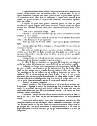 O rapaz deu de ombros e saiu andando com passos curtos e rápidos enquanto Lara
suspirava e se encaminhava até o elevador que levava à sala de Knox. Desta vez, ela não
esperou. O elevador foi lançado para cima e quando se abriu no quinto andar, a porta da
sala do supervisor estava aberta. Isso não era comum, na verdade nunca acontecia. Knox
era bem claro quando se tratava de sua privacidade. Sua sala era uma das únicas regiões do
prédio sem câmeras.
         A surpresa da porta aberta pareceu irrelevante quando os olhos da agente
encontraram a segunda surpresa. Um homem corpulento e careca, usando um elegante
uniforme preto com linhas prateadas estava parado com as mãos nas costas diante da mesa
de Knox.
         -Nick? – Lara se apressou em corrigir – Senhor.
         O homem se virou e abriu um sorriso largo que aqueceu o coração de Lara como
uma xícara de chá no inverno.
         -Lara. – sua voz ressonava dentro da sala oca de Knox e cada letra do seu nome
enchia os olhos do supervisor de um fogo odioso.
         -Pensei que estava em Moscou, senhor. – disse Lara em posição extremamente
rígida.
         -Eu estava. Passei por Paris na vinda para cá e, bem, acredito que seja por isso que
precisamos conversar.
         Lara sentiu um calafrio percorrer a espinha e repassou mentalmente todas as
besteiras que já tinha feito em Paris, pensando qual delas podia ser o motivo de sua
repreensão. Mas vendo a expressão furiosa de Knox, era pouco provável que aquelas
fossem más notícias.
         -Lara eu entendo que você está sob suspensão e que deveria permanecer assim por
pelo menos mais uns dois meses, mas algo inesperado aconteceu.
         Os olhos de Lara se iluminaram de esperança. Ela torcia por uma catástrofe
mundial que pudesse tirá-la da suspensão mais cedo. Parecia que sua hora tinha chegado.
         -Me ligaram em Moscou para reportar alguns eventos incomuns em Paris. Eu disse
que estava ocupado e que chamassem um dos meus agentes. Dois dias depois, o bispo
Claude me ligou no meu número pessoal e disse que era imprescindível que eu fosse para
Paris imediatamente. Eu não podia recusar um pedido do bispo então me apressei e fui
para Paris. – Nick se virou e caminhou até o fundo da sala. – O que vi lá, bem, eu posso
seguramente dizer que nunca tinha visto nada assim em toda a minha carreira. A minha
presença em Paris era requisitada porque uma série enorme de prédios históricos e, em
especial, igrejas tinham sido atacadas por uma de nossas manifestações de energia.
         -Quantos? – perguntou Lara ansiosa
         -Mais de cinqüenta. – Flint deixou a informação pairar por alguns segundos antes
de continuar. – Embora o número das manifestações fosse completamente fora dos
padrões, foi a qualidade da energia que gerou o problema. Eu nunca tinha visto uma
manifestação tão escura e forte. Ela destruiu altares e obras e... – ele pausou por alguns
instantes – matou o bispo Claude.
         O queixo de Lara caiu. O Bispo Claude era um dos maiores pilares de apoio da
agência em Paris e, além disso, era raro que ocorressem mortes em manifestações de
energia.
         -Eu não tinha nenhum analista com o nível de competência necessário para lidar
com aquilo então informei que voltaria para Londres para recrutar uma equipe e voltar para
Paris. Estamos lidando com algo inteiramente novo e infelizmente muito mais poderoso do
que qualquer outra coisa que já enfrentamos. A energia escura que eu vi nas ruas e nas
igrejas era somente o rastro de o que quer que seja que invadiu estes locais. E eu acho que
foi algo físico.
 