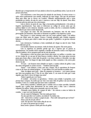 dizendo que o temperamento de Lara ainda ia colocá-la em problemas sérios. Lara ria só de
pensar nesta frase.
         Lara estacionou o carro bem perto da calçada da casa branca. Já estava escuro e a
noite estava praticamente sem estrelas. Indicação de mau tempo. Não que ela precisasse
disso para saber que ia chover em Londres. Olhando satisfatoriamente para a arma
pendurada na cintura, ela saiu do carro e trancou-o com um ‘blip’ do alarme. Seus olhos
correram pela rua antes que ela a atravessasse.
         Lara se deteve na porta de casa. Algo a incomodou profundamente e ela sentiu-se
inquieta repentinamente. Suas mãos se detiveram no código de acesso antes que ela
pudesse digitar os sete números. Quando a porta se abriu, não fez o costumeiro barulho
que indicava que estava sendo destrancada.
         Lara pegou sua arma. Ela não funcionaria em humanos, mas ela não estava
preocupada com humanos. Suas mãos se firmaram no gatilho e ela empurrou a porta.
         Seus braços e a arma entraram antes que seu corpo pudesse seguir e ela andava
como um felino antes do ataque. Cruzou a entrada passando pela cozinha enquanto
balançava os braços para cobrir a maior área que podia. A geladeira e as gavetas estavam
abertas.
         Lara estremeceu. Continuou a lenta caminhada até chegar na sala de estar. Nada
estava diferente por lá.
         Um barulho chamou sua atenção, vindo de dentro do quarto. Ela ouviu passos.
         Lara se esgueirou na primeira parede que viu e esperou que os passos se
aproximassem. Um assobio estava seguindo o barulho de borracha contra o seu impecável
chão de madeira e ela se preparou para sair de trás da parede.
         Ela projetou o rosto um pouco para frente para tentar ver melhor o corredor, mas
só teve tempo de ver um par de tênis brancos virando à direita. Seu corpo girou noventa
graus para tentar olhar o outro lado da parede e seu braço acabou se chocando com algo
terrivelmente duro. Um baque de algo sendo jogado ao chão a assustou e ela correu para
dentro da sala.
         -Ei Lara. – um homem estava deitado no tapete, a camisa coberta de geléia e uma
das mãos esfregando os cachos escuros. – Também senti sua falta.
         -Jason? – Lara abaixou a arma, mas não a largou. Ela se aproximou do homem
como se ele fosse um animal perigoso – O que diabos você está fazendo na minha casa?
         -Sabe, há alguns anos atrás – disse ele enquanto se levantava – você nunca pensou
que faria essa pergunta não é? Pare de me olhar assim. E, em nome de tudo que é mais
sagrado, quer fazer o favor de largar essa arma?
         -Nada é sagrado pra você Jason.
         -É verdade. – ele sorriu e se aproximou. – Irônico, mas verdade. A propósito, você
precisa fazer compras. Eu tenho que me virar com meio vidro de geléia e um saco de pães
mofados. Como se a comida aqui não fosse ruim o suficiente.
         Jason estava sorrindo e andando para a cozinha com as costas curvadas, tentando
impedir que a geléia fosse diretamente da sua camisa para o chão. Lara o observou
enquanto ele andava. Ainda estava assustada, mas teve que sorrir.
         -Deixando meus hábitos de compra de lado – ela colocou a arma no balcão da
cozinha – o que você está fazendo aqui?
         -Eu me cansei de Budapeste. Não tem nada para fazer.
         -Eu não quis dizer em Londres, seu imbecil. Na minha casa.
         -Ah! – Jason tirou a camisa e a jogou na pia. – Para onde mais queria que eu fosse?
         -Para a casa do seu pai, talvez?
         -Neh. Ele não deve estar muito afim de me ver.
         -E o que te faz pensar que eu estou?
         Jason sorriu e passou o dedo pela faca de geléia.
 
