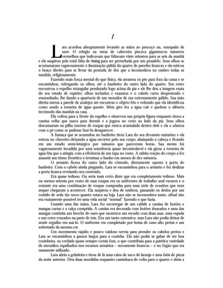 I

       L        ara acordou abruptamente levando as mãos ao pescoço nu, ensopado de
                suor. O relógio na mesa de cabeceira piscava gigantescos números
                vermelhos que indicavam que faltavam vinte minutos para as seis da manhã
e ela suspirou pela total falta de timing para ser perturbada por um pesadelo. Seus olhos se
acostumaram vagarosamente à iluminação pálida do quarto de paredes brancas e ela esticou
o braço direito para se livrar da pontada de dor que a incomodava no ombro todas as
manhãs, religiosamente.
         Fazendo mais força mental do que física, ela arrastou os pés para fora da cama e se
encaminhou, esfregando os olhos, até o banheiro do outro lado do quarto. Seu rosto
encontrou o espelho retangular pendurado logo acima da pia e ele lhe deu a imagem exata
do seu estado de espírito: olhos inchados e exaustos e o cabelo curto despenteado e
emaranhado, lhe dando a aparência de um morador de rua extremamente pálido. Sua mão
direita tateou a parede de azulejos até encontrar o objeto frio e redondo que ela identificou
como sendo a torneira de água quente. Meio giro fez a água cair e quebrar o silêncio
incômodo das manhãs na casa.
         Ela voltou para a frente do espelho e observou sua própria figura enquanto tirava a
camisa velha que usava para dormir e a jogava no cesto ao lado da pia. Seus olhos
descansaram na pilha enorme de roupas que estava acumulada dentro dele e ela o afastou
com o pé como se pudesse fazê-lo desaparecer.
         A fumaça que se acumulou no banheiro tirou Lara do seu devaneio matutino e ela
entrou no chuveiro deixando a água escorrer pelo seu corpo, abaixando a cabeça e ficando
em um estado semi-letárgico por minutos que pareceram horas. Sua mente foi
vagarosamente invadida por uma sonolência quase incontrolável e ela girou a torneira de
água fria que a atingiu com a eficiência de um tapa no rosto. A súbita reação do corpo a fez
assumir um ritmo frenético e terminar o banho em menos de dez minutos.
         O armário ficava do outro lado do cômodo, diretamente oposto à porta do
banheiro. Com o cabelo ainda pingando, Lara se encaminhou para o armário e fez deslizar
a porta branca revelando seu conteúdo.
         Era quase tedioso. Ou seria mais certo dizer que era completamente tedioso. Mais
ou menos setenta por cento de suas roupas era os uniformes de trabalho azul escuros e o
restante era uma combinação de roupas compradas para uma série de ocasiões que nem
sequer chegaram a acontecer. Ela suspirou e deu de ombros, passando os dedos por um
vestido de seda tão novo quanto estava na loja. Lara não se incomodava tanto, afinal não
era exatamente possível ter uma vida social “normal” fazendo o que fazia.
         Usando uma das mãos, Lara fez escorregar de um cabide a camisa de botões e
mangas curtas e a calça comprida. A camisa era decorada com botões dourados e uma das
mangas continha um broche de ouro que mostrava um escudo com duas asas, uma espada
e um cetro cruzados na parte de trás. Era um tanto ostensivo, mas Lara não podia deixar de
sentir orgulho em usá-lo. O uniforme era completado por botas de cano alto pretas e um
sobretudo da mesma cor.
         Um movimento rápido e pouco vaidoso serviu para prender os cabelos pretos e
Lara se encaminhou a passos largos para a cozinha. Ela não podia se gabar de ser boa
cozinheira, na verdade quase sempre comia fora, o que contribuía para a patética variedade
de utensílios espalhados nos escassos armários – novamente brancos – e no fogão que era
raramente utilizado.
         Lara abriu a geladeira e tirou de lá uma caixa de suco de laranja e uma fatia de pizza
da noite anterior. Deu duas mordidas enquanto caminhava de volta para o quarto e abria a
 