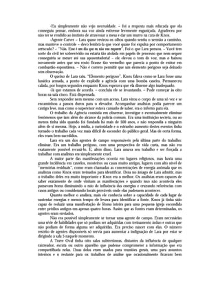 -Eu simplesmente não vejo necessidade. – foi a resposta mais educada que ela
conseguiu pensar, embora sua voz ainda estivesse levemente esganiçada. Agradeceu por
não ter se rendido ao instinto de atravessar a mesa e dar um murro na cara de Knox.
         -Agente Carver – Lara quase revirou os olhos quando sentiu o sermão a caminho,
mas manteve o controle – devo lembrá-la que você quase foi expulsa por comportamento
arriscado? – “Não. Esse é um dia que eu não vou esquecer”. Foi o que Lara pensou. – Você tem
sorte do civil ter sobrevivido ou estaria tão atolada em papéis de processo que nem sequer
conseguiria se mexer até sua aposentadoria! – ele elevou o tom de voz, mas o baixou
novamente antes que seu rosto ficasse tão vermelho que parecia a ponto de entrar em
combustão espontânea. – Não é correto permitir que um elemento perigoso seja deixado
sem observação.
         O queixo de Lara caiu. “Elemento perigoso”. Knox falava como se Lara fosse uma
lunática armada, a ponto de explodir a agência com uma bomba caseira. Permaneceu
calada, por longos segundos enquanto Knox esperava que ela dissesse algo inadequado.
         -Já que estamos de acordo. – concluiu ele se levantando. – Pode começar às oito
horas na sala cinco. Está dispensada.
         Sem responder nem mesmo com um aceno, Lara virou o corpo de uma só vez e se
encaminhou a passos duros para o elevador. Acompanhar analistas podia parecer um
castigo leve, mas como o supervisor estava cansado de saber, era o inferno para ela.
         O trabalho da Agência consistia em observar, investigar e eventualmente eliminar
fenômenos que iam além do alcance da polícia comum. Era uma instituição secreta, ou ao
menos tinha sido quando foi fundada há mais de 500 anos, e não respondia a ninguém
além de si mesma. Hoje, a mídia, a curiosidade e o estranho aumento destes eventos tinha
tornado o trabalho cada vez mais difícil de esconder do público geral. Mas de certa forma,
eles eram bem sucedidos.
         Lara era um dos agentes de campo responsáveis pela última parte do trabalho:
eliminar. Era um trabalho perigoso, com uma perspectiva de vida curta, mas não era
exatamente possível recusá-lo. E, além disso, Lara amava seu trabalho e ser forçada a
trabalhar com analistas era simplesmente cruel.
         A maior parte das manifestações ocorria em lugares religiosos, mas havia uma
grande incidência em castelos, mosteiros ou casas muito antigas, lugares com alto nível de
“memórias residuais”, como eram chamadas as concentrações de energia anômala que os
analistas como Knox eram treinados para identificar. Doía no âmago de Lara admitir, mas
o trabalho deles era muito importante e Knox era o melhor. Os analistas eram capazes de
saber exatamente de onde vinham as manifestações e quando isso não acontecia eles
passavam horas diminuindo o raio de influência das energias e cruzando referências com
casos antigos ou considerando locais prováveis onde elas pudessem acontecer.
         Quanto melhor o analista, mais ele conhecia sobre a capacidade de cada lugar de
sustentar energias e menos tempo ele levava para identificar a fonte. Knox já tinha sido
capaz de reduzir uma manifestação de Roma inteira para uma pequena igreja escondida
entre prédios antigos em apenas quatro horas. Assim que as fontes eram determinadas, os
agentes eram enviados.
         Não era possível simplesmente se tornar uma agente de campo. Eram necessárias
uma série de habilidades que só podiam ser adquiridas com treinamento árduo e outras que
não podiam de forma alguma ser adquiridas. Era preciso nascer com elas. O número
restrito de agentes disponíveis só servia para aumentar a indignação de Lara por estar se
dirigindo à sala 5 naquele momento.
         A Torre Oval tinha oito salas subterrâneas, distantes da influência de qualquer
rastreador, escuta ou outro aparelho que pudesse comprometer a informação que era
compartilhada nelas. Duas delas eram usadas para reuniões gerais, uma para assuntos
internos e o restante para os trabalhos de análise que ocasionalmente ficavam bem
 
