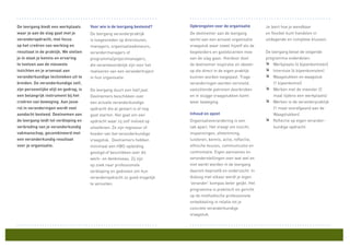 Voor wie is de leergang bestemd?
De leergang veranderpraktijk
is toegesneden op directeuren,
managers, organisatieadviseurs,
verandermanagers of
programma/projectmanagers,
die verantwoordelijk zijn voor het
realiseren van een verandertraject
in hun organisatie.
De leergang duurt een half jaar.
Deelnemers beschikken over
een actuele veranderkundige
opdracht die al gestart is of nog
gaat starten. Het gaat om een
opdracht waar zij zelf invloed op
uitoefenen. Ze zijn regisseur of
hoeder van het veranderkundige
vraagstuk. Deelnemers hebben
minimaal een HBO-opleiding
gevolgd of beschikken over dit
werk- en denkniveau. Zij zijn
op zoek naar professionele
verdieping en gedreven om hun
veranderopdracht zo goed mogelijk
te vervullen.
De leergang biedt een werkplaats
waar je aan de slag gaat met je
veranderopdracht, met focus
op het creëren van werking en
resultaat in de praktijk. We stellen
je in staat je kennis en ervaring
te toetsen aan de nieuwste
inzichten en je arsenaal aan
veranderkundige technieken uit te
breiden. De veranderkundige zelf,
zijn persoonlijke stijl en gedrag, is
een belangrijk instrument bij het
creëren van beweging. Aan jouw
rol in veranderingen wordt veel
aandacht besteed. Deelnemen aan
de leergang leidt tot verdieping en
verbreding van je veranderkundig
vakmanschap, gecombineerd met
een veranderkundig resultaat
voor je organisatie.
Opbrengsten voor de organisatie
De deelnemer aan de leergang
werkt aan een actueel organisatie
vraagstuk waar zowel hijzelf als de
begeleiders en gastdocenten mee
aan de slag gaan. Hierdoor doet
de deelnemer inspiratie en ideeën
op die direct in de eigen praktijk
kunnen worden toegepast. Trage
veranderingen worden versneld,
vastzittende patronen doorbroken
en in stugge vraagstukken komt
weer beweging.
Inhoud en opzet
Organisatieverandering is een
vak apart. Het vraagt om inzicht,
inspanningen, afstemming,
luisteren, kennis, actie, reﬂectie,
ethische keuzes, communicatie en
confrontatie. Eigen aannames en
veronderstellingen over wat wel en
niet werkt worden in de leergang
daarom beproefd en onderzocht. In
dialoog met elkaar wordt je eigen
‘verander’ kompas beter geijkt. Het
programma is praktisch en gericht
op de methodische professionele
ontwikkeling in relatie tot je
concrete veranderkundige
vraagstuk.
Je leert hoe je wendbaar
en ﬂexibel kunt handelen in
uitdagende en complexe klussen.
De leergang bevat de volgende
programma onderdelen:
Werkplaats (4 bijeenkomsten)
Intervisie (4 bijeenkomsten)
Waagstukken en waagstuk
(1 bijeenkomst)
Werken met de meester (2
maal tijdens een werkplaats)
Werken in de veranderpraktijk
(1 maal voorafgaand aan de
Waagstukken)
Reﬂectie op eigen verander-
kundige opdracht
 