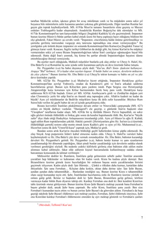 taraftan Mekke'de ezilen, işkence gören bir avuç müslüman vardı ve bu müjdeden sonra sekiz yıl
boyunca bile müminlerin zafer kazanma şansları yokmuş gibi görünüyordu. Diğer taraftan Rumlar her
geçen gün toprak kaybediyorlardı. MS. 619'da Mısır'ın tamamı Sasanilerin eline geçmiş ve Mecusi
orduları Trablusgarb'a kadar ulaşmışlardı. Anadolu'da Rumları Boğaziçi'ne dek sürmüşler ve MS.
617'de Konstantinopol'un tam karşısındaki bölgeyi [bugünkü Kadıköy’ü] ele geçirmişlerdi. İmparator
bunun üzerine Hüsrev'e bütün şartları kabul etmek üzere bir barış yapmaya hazır olduğunu bildiren bir
elçi gönderdi. Fakat Hüsrev şu cevabı verdi: "İmparator, zincirlenmiş halde önüme getirilmedikçe ve
çarmıha gerilmiş tanrısından vazgeçip ateş tanrısına tapmadıkça ona eman vermeyeceğim." Bu
yenilgiden çok üzüntü duyan imparator en sonunda Konstantinopol'den Kartaca'ya [bugünkü Tunus’a]
gitmeye karar verdi. Kısacası, İngiliz tarihçi Gibbon'un da dediği gibi, hiç kimse Kur'an'ın bu müjdeyi
vermesinden sekiz yıl sonra Bizans İmparatorluğu'nun tekrar İran'ı yenilgiye uğratacağını hayal bile
edemezdi. Hatta değil İran'ı yenmek, hiç kimse bu şartlar altında İmparatorluğun hayatını idame
ettirebileceğine ihtimal vermiyordu.
Bu ayetler nazil olduğunda, Mekkeli müşrikler bunlarla çok alay ettiler ve Ubeyy b. Halef, Hz.
Ebu Bekir'le (r.a) Romalılar üç sene içinde zafer kazanması şartıyla on deve üzerinde bahse tutuştu.
Hz. Peygamber (s.a) bu bahsi duyunca şöyle dedi: "Kur'an, Bid'i Sinin- ifadesini kullanıyor.
Arapça "Bid" kelimesi, 10’a kadar olan sayıları kapsar. O halde bahsi on seneye, develerin miktarını
da yüze çıkarın." Bunun üzerine Hz. Ebu Bekir (r.a) Ubeyy'le tekrar konuştu ve bahis on yıl ve yüz
deve üzerinden yapıldı.
MS. 622'de Hz. Peygamber (s.a) Medine'ye hicret ettiğinde, İmparator Herakliyus gizlice
Konstantinopol'dan ayrılıp Trabzon'a, oradan da Karadeniz'e gitti ve İran'a arkadan saldırma
hazırlıklarına girişti. Bunun için Kilise'den para yardımı istedi. Papa Sergius ona Hıristiyanlığı
Ateşperestliğe karşı koruması için Kilise hazinesinden faizle borç para verdi. Herakliyus karşı
saldırısına M.S 623'de başladı. Ertesi yıl MS. 624'de Azerbeycan'a girdi ve Zerdüşt'ün doğum yeri
olan Cloromia'yı yerle bir edip İran'ın en önemli ateş tapınağını yıktı. Allah'ın kudreti ne kadar da
büyük! Aynı yıl müslümanlar da Bedir'de müşriklere karşı ilk defa zafer kazandılar. Böylece Rum
Suresi'nde verilen iki gaybî haber de on yıl içinde gerçekleşmiş oldu.
Bizans kuvvetleri İranlıları püskürtmeye devam ettiler ve Ninova'daki çarpışmada (MS. 627)
onlara en büyük darbeyi vurdular. "Dastagerd"i ele geçirip, o günlerde İran'ın başkenti olan
"Ctesiphon" taraflarına kadar ulaştı. MS. 628'de bir iç ihtilâlde Hüsrev Perviz hapsedildi, on sekiz
oğlu gözleri önünde öldürüldü ve birkaç gün sonra da kendisi hapishanede öldü. Bu, Kur'an'ın "büyük
zafer" diye ifade ettiği Hudeybiye Anlaşmasının imzalandığı yıldı. Aynı yıl Hüsrev'in oğlu II. Kubâd,
işgal edilen Rum topraklarından çekildi. Hakiki çarmıh'ı [Hıristiyanlara göre Hz. İsa'nın (a.s) üzerinde
öldürüldüğü çarmıh] restore edip monte etmek üzere Kudüs'e gitti ve aynı yıl Hz. Muhammed (s.a) ,
Hicret'ten sonra ilk defa "Umret'ül-kaza" yapmak için, Mekke'ye girdi.
Bundan sonra artık Kur'an'ın önceden bildirdiği gaybî haberlerden kimse şüphe edemezdi. Bu
olay birçok Arap putperestin İslâm'ı kabul etmesine neden oldu. Ubeyy b. Halef'in varisleri bahsi
kaybetmişlerdi ve Hz. Ebu Bekir'e yüz deve vermek zorundaydılar. Hz. Ebu Bekir, bahisten kazandığı
develeri Hz. Peygamber'e getirdi. Hz. Peygamber (s.a), bahsin henüz kumar ve şans oyunlarının
yasaklanmadığı bir dönemde yapıldığını, fakat şimdi bunlar yasaklandığı için develerin sadaka olarak
verilmesi gerektiğini söyledi. Bu nedenle cedelci kâfirlerle girilmiş olan bahisten elde edilen malın
alınması kabul edilmiştir, fakat elde edilenin kişisel harcamalarda kullanılmayıp sadaka olarak
harcanması konusunda da talimat verilmiştir.1
Müfessirler dediler ki: Rumların, İranlılara galip gelmesinin sebebi şudur: İranlılar arasında
çocukları hep hükümdar ve kahraman olan bir kadın vardı. Kisra bu kadına şöyle demişti: Ben
Bizanslıların üzerine gitmek üzere hazırladığım bir ordunun başına senin çocuklarından birisini
geçirmek isliyorum. Kadın şöyle dedi: İşte Hürmüz… Çünkü o tilkiden daha kurnaz, kartaldan daha
ihtiyatlıdır. İşte sana Ferruhan… Kılıçtan daha keskin, oktan daha derine işler. İşte Şehr Bazan,
şundan şundan daha tahammülkâr… Bunlardan istediğini seç. Bunun üzerine Kisra o tahammülkâr
olanı seçip kumandan tayin etti. Şehr, İranlılardan hazırlanmış ordu ile Rumların üzerine yürüdü ve
onlara galip geldi. İkrime ve başkaları dedi ki: Şehr Bazan, Bizanslılara galip gelince, körfeze
varıncaya kadar bütün Rum diyarını tahrip etti. Kardeşi Ferruhan ona dedi ki: Ben kendimi Kisra'nın
tahtı üzerinde oturur görüyorum. Bunun üzerine Kisra Şehr Bazan'a mektup yazarak bana Ferruhan'ın
başını gönder dedi, ancak Şehr bunu yapmadı. Bu sefer Kisra, İranlılara şunu yazdı: Ben size
Ferruhan'ı kumandan tayin ettim ve bunun yerine Şehr Bazan'ı da görevden aldım. Ferruhan'a da başa
geçtiği takdirde Şehr Bazan'ı öldürmesi için mektup yazdım, Ferruhan, Şehri öldürmek isteyince, Şehr
ona Kisra'dan kardeşi Ferruhan'ı öldürmesini emreden üç ayrı mektup gösterdi ve Ferruhan'a şunları
1
(Mevdudi; Tefhimü’l Kur’an)
7
 