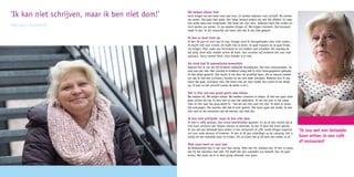 ‘Ik kan niet schrijven, maar ik ben niet dom!’
Marjolein Overkleeft
We helpen elkaar hier
Eerst kregen we een boek mee naar huis. En werkte iedereen voor zichzelf. Nu werken
we samen. Dat gaat heel goed. Dan helpt iemand anders mij met het alfabet. En weer
een ander leest een kinderboek. Het boek van zijn zoon. Iedereen leert iets anders en
toch werken we samen. En we spreken dingen af. We krijgen huiswerk. Dat huiswerk
maak ik dan. Ik wil natuurlijk wel laten zien dat ik iets heb geleerd.
Ik ben er best trots op
Ik ben 58 jaar en toch leer ik nog. Vroeger werd ik thuisgehouden door mijn ouders.
Ik mocht niet naar school. Jij hoeft niks te leren. Je gaat trouwen en je gaat kinde-
ren krijgen. Mijn vader was lorrenboer en we hadden veel schulden. Als overdag de
bel ging, dook mijn moeder achter de bank. Dan mochten wij kinderen het voor haar
oplossen. Sorry meneer Vonk, mijn moeder is er niet.
Als kind had ik astmatische bronchitis
Daarom kon ik van de vijf kinderen makkelijk thuisblijven. Het huis schoonmaken. Zo
leuk was dat niet. Net voordat ik kinderen kreeg heb ik mijn horecapapieren gehaald.
Ik heb altijd gewerkt. Dan kwam ik net door de proeftijd heen. Als ze daarna ontdek-
ten dat ik niet kon schrijven, konden ze me niet meer ontslaan. Rekenen kon ik wel,
lezen dat gaat. Schrijven niet, het komt niet uit mijn hoofd. Dus zocht ik het altijd
op. Ik leer nu het verschil tussen de letter d en t.
Het is hier net een groot gezin met elkaar
We hebben lol. We helpen elkaar. We hebben interesse in elkaar. Ik heb een paar rotte
jaren achter de rug. En ben hier nu aan het opbloeien. Ik zat vier jaar in het putje.
Toen ik hier naar toe ging dacht ik: ‘ het zal wel niks voor mij zijn.’ Ik werd zo harte-
lijk ontvangen. Die warmte, dat heb ik echt gemist. Het leven gaat wel verder. Ik leer
hier veel en de contacten met de mensen zijn heel fijn.
Ik kan niet schrijven, maar ik ben niet dom
Ik heb in cafés gestaan, ben overal bedrijfsleider geweest. En als je dan vertelt dat je
niet kunt schrijven dan helpen mensen je daarmee. Zo ben ik door het leven gerold.
Ik zou wel een betaalde baan willen in een restaurant of café. Leuke dingen organise-
ren voor oude mensen of kinderen. Ik ben al 20 jaar vrijwilliger op de camping. Het is
lastig om een betaalde baan te vinden. Als ze horen dat je 58 bent dan haken ze af.
Mijn zoon leert nu voor kok
De Nederlandse taal is ook voor hem lastig. Alles kan hij, behalve dat. Ik ben zo bang
dat hij het daardoor niet redt. Hij heeft het zijn overleden zus belooft. Dus hij gaat
ervoor. Net zoals we er in deze groep allemaal voor gaan.
‘Ik zou wel een betaalde
baan willen in een café
of restaurant’
 