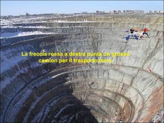La freccia rossa a destra punta un grosso
camion per il trasporto terra.
 