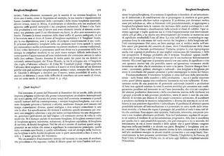 Borghesi/borghesia 302 3o3 Borghesi/borghesia
tariato, l'altro elemento necessario per la nascita di un sistema borghese. Là zione borghesi/borghesia, di svuotarne il significato a beneficio di un'articolazio
dove esso è sorto, come in Argentina ad esempio, la sua nascita e organizzazione ne di definizioni e di combinazioni che si propongono in maniera in gran parte
hanno risentito vistosamente delle «anomalie» della stessa borghesia nazionale ; autonoma rispetto alla loro radice originaria. Il problema può diventare inoltre
altrove invece, come in Africa, il proletariato si identifica solo nei sindacati che assai piu nebuloso se, oltre ai fenomeni colti precedentemente, si aggiungono a
agiscono nelle grandi metropoli o nei complessi industriali. Il fatto è che l'atti borghesi/borghesia tutte le valenze che derivano dalle analisi sociologiche e cul
vità produttiva e con essa il lavoro non sono elementi interni al sistema econo turali o dalle divisioni e classificazioni della società in classi di reddito. Ogni si
mico, ma piuttosto parti il cui riferimento sta fuori, in altre aree economico-po stema aggiunge o toglie qualcosa ma si rivela frequentemente non intercomuni
litiche. Pertanto la stessa creazione delle classi soffre di questa ambiguità, in cui cabile con gli altri, e ne risulta uno sbriciolamento del termine in numerose aree
il lavoratore non si trova di fronte al borghese-capitalista e il 'borghese' locale, di significato irriducibili l'una all'altra. La crisi nell'ambito terminologico rap
per la sua dipendenza, non è in grado di svolgere completamente il suo ruolo. presenta forse la crisi stessa del ruolo storico dei borghesi e della borghesia nel
Il processo produttivo borghese nella sua pienezza non trova quindi lo spazio l'età contemporanea. Del resto, un fatto analogo non si verifica anche nell'am
per instaurarsi e oscilla continuamente tra sistemi moderni e sistemi tradizionali. bito ancor piu generale del concetto di classe, dove l'identificazione delle classi
A loro volta i lavoratori si presentano anch' essi divisi tra la prestazione della loro «storiche» si va facendo problematica? Tuttavia, proprio le crisi ripropongono
energia in complessi moderni in cui però riesce sempre difficile individuare la anche con urgenza il problema di una miglior conoscenza del fenomeno e delle
controparte e l'appartenenza all'area tradizionale che costituisce ancora la radice sue prospettive. È dunque probabile che il termine 'borghesia' appaia insuffi
della loro cultura. Questo dramma di molta gente dei paesi via via definiti ex ciente per la sua genericità e al tempo stesso per le sue numerose determinazioni
coloniali, sottosviluppati, del Terzo Mondo, in via di sviluppo, ecc. è l'angoscia interne. Ma a tutt' oggi esso si presenta ancora con una carica di significato e con
che coglie «l'africano solitario» di Colin M. Turnbull [rg6z]: «Ogni qualvolta uno spessorestorico tale che potrebbe essere un'operazione veramente sterile
l'africano deve scegliere fra il vecchio e il nuovo si trova davanti ad un dilemma inventarne un altro che lo sostituisca in tutto o in parte. Occorre dunque fare i
perché non può accettare completamente, anima e corpo, nessuno dei due mon conti — economici, politici, ideologici e culturali — con borghesi e borghesia per
di. Quando è obbligato a decidere per il nuovo, senza possibilità di scelta, ha avere le coordinate del passato-presente e poter immaginare la storia del futuro.
ancora un dilemma a causa delle difficoltà di conciliare un certo modo di vivere, Fondamentalmente il fenomeno borghese si situa nell'area della intermedia
con un certo modo di pensare» (trad. it. p. r83). zione — nelle forme dello scambio e della produzione —, ma si è anche osservato
come quest'ultima appaia una condizione necessaria ma non sufficiente. Il mec
canismo scatta da una posizione di genericità universale (scambi e produzioni
Quali borghesi P di beni non agricoli esistono in tutte le società storiche ) per assumere una confi
gurazione peculiare nel momento in cui l'area intermedia, che vive sui «surplus»
Dal mercante di panni del Duecento al finanziere del xx secolo, dalla piccola del sistema produttivo dominante e della circolazione interna delle ricchezze tra
impresa artigiana medievale alle grosse concentrazioni produttive internazionali i gruppi coinvolti in tale processo produttivo, tenta di uscire o esce da una con
dei nostri giorni, dall'usuraio dei primi tempi dell'economia monetaria ai grandi dizione di servizio per dotarsi di uno spazio economico autonomo, di scambiare
cartelli bancari dell'età 'contemporanea, i termini borghesi/borghesia, con cui si e produrre ricchezza in maniera indipendente e diversa dal sistema in cui si col
sono designate persone e funzioni o attività, sembrano dunque aver assunto nel locava in una posizione dipendente e subordinata. Il problema di sfruttare questa
tempo connotazioni diverse, spesso ambigue e non sempre coincidenti le une possibilità inerente all'intermediazione si è presentato in vario modo nelle situa
con le altre. La specificazione dei termini è sembrata quindi necessaria per otte zioni storiche, e la linea che segna il passaggio dal possibile al reale è stata tutt' al
nere una maggiore aderenza e una piu esatta corrispondenza tra una designazio tro che continua. Essa appare anzi spezzata, fratturata, interrotta, con punte pre
ne, generica e polivalente sin dall'origine, e il contenuto storico di volta in volta coci e con ricadute altrettanto profonde. Non ha l'andamento regolare di un par
mutevole. Si è dunque parlato di mercante-borghese, di borghesi-commercianti, to né sembra il risultato di un'accumulazione progressiva. Alla fine si manifesta
di borghesia agraria, marittima, industriale, di borghese-capitalista, di borghesia per quella che è: una possibilità appunto, che può emergere o no a seconda del
di servizio, di feudal-borghesia, Nel far ciò si è cercato di mettere questi accop meccanismo in cui si trova inserita e delle spinte che a quest'ultimo vengono
piamenti in un ordine che stesse a significare la connotazione principale, quella impresse nella sua totalità o in alcune sue parti. Borghesi e borghesia non so
tutto sommato assorbente, e quella subordinata ; cosi ad esempio nella burocra no «scattati» in Cina o nell'Islam mentre invece la loro comparsa si è verificata
zia borghese o nella feudal-borghesia sono le parti antecedenti a dare il tono, lo nell'alto medioevo europeo in alcune località circoscritte e con ampi limiti. Suc
stile e il senso generale del fenomeno. cessivamente la loro presenza caratterizza l'Olanda, l'Inghilterra, la Francia, gli
Ma un eccessivo frazionamento interno del termine in una serie di attributi, Stati Uniti, la Germania, l'Italia, ecc. in un'area oggi definita complessivamente
che precedono o che seguono, rischia di diluire quasi del tutto l'utilità dell'acce l'Occidente.
 