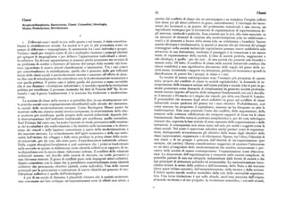 93 Classi
Classi partire dal conflitto di classe che ne accompagna e ne scandisce l'origine (effetti
Borghesi/borghésia, Burocrazia, Classi, Contadini, Ideologia,
non attesi per gli attori collettivi in gioco, naturalmente). L'ideologia dei movi
Masse, Proletariato, Rivoluzione
menti dei lavoratori e, in genere, del proletariato industriale è una risorsa, un
ingrediente strategico per la formazione di organizzazioni di rappresentanza de
gli interessi, sindacali e politiche. Essa consiste per lo piu, allo stato nascente, in
un intreccio di elementi di reazione alla modernizzazione (che ne enfatizzano i
Differenti sono i modi in cui, nello spazio e nel tempo, è stata concettua
costi) e di elementi a favore della stessa(che ne enfatizzano i benefici). Spesso
lizzata la stratificazione sociale. La società si è per lo piu presentata come un
questa ideologia è rivoluzionaria, in quanto si assume che gli interessi dei grup i
campo di differenze e ineguaglianze, di asimmetrie fra i suoi individui e gruppi. svantaggiati nella società industriale capitalistica possano essere soddisfatti solo
Variano i modi per rendere conto di ciò e molteplici risultano i principi adottati
attraverso la sua distruzione, mediante il passaggio o la transizione a un nuovo
per spiegare le ineguaglianze e per definire l'appartenenza individuale a identi
modo di organizzazione della società. L'idea di società perfetta, soggiacente a
tà collettive. Le diverse appartenenze si possono anche presentare nei termini di
tale ideologia, è quella — per dir cosi — di una società che presenti solo benefici e
un problema di confini o frontiere all'interno del campo della società: tali fron
nessun costo. Di fatto, il conflitto di classe nelle società industriali conduce (ha
tiere riguardano le nostre plurali classificazioni o tassonomie. Tra i vari criteri sinora condotto) a una significativa alterazione delle regole del gioco delle so
per concettualizzare la stratificazione, quello che è generato dalle piu influenti
cietà stesse, investendo i rapporti tra istituzioni, politica ed economia e quindi la
teorie delle classi sociali è particolarmente recente e associato all'effetto di alme
distribuzione di potere fra i gruppi, le classi e i ceti.
no due casi di +rivoluzione+ che coincidono con la modernizzazione economica e Le società di massa contemporanee sono l'esempio piu perspicuo di questo
con quella politica. Il primo caso è infatti quello del processo a mano invisibile
esito, proprio del conflitto di classe in società capitalistiche: la domanda di in
che si usa chiamare «rivoluzione industriale»; il secondo riguarda la rivoluzione
corporazione delle+masse+ escluse nell'arena politica e sociale(che si può in ge
politica per eccellenza, il processo innescato dai fatti di Francia dell"89. In en
nerale presentare come domanda di cittadinanza) hagenerato società profonda
trambi i casi il punto fondamentale è la tensione fra tradizione e modernizza
mente mutate rispetto all'assetto delle istituzioni fondamentali con cui è decolla
zione.
to il mercato e Prometeo si è slegato dai vincoli, per dirla con David S. Landes.
La nozione di classe nella teoria e, si potrebbe dire, la sua strutturazione nel
È presumibilè che nessuno degli attori collettivi in gioco nel conflitto di classe
le pratiche sociali sono originariamente identificabili sullo sfondo del mutamen industriale avesse qualcosa del genere tra i suoi obiettivi. Probabilmente cosi
to sociale delle modernizzazioni europee. Come Barrington Moore junior ha
come nessuno ha progettato il capitalismo, nessuno ne ha disegnato ex ante le
mostrato nella sua classica analisi storico-comparata, la strutturazione delle clas
trasformazioni. Esse sono piuttosto l'esito dei conflitti, delle negoziazioni, della
si moderne per eccellenza, quelle proprie delle società industriali, dipende dal tensione nelle continue ridefinizioni dei reciproci rapporti di forza tra le classi
la destrutturazione dell'ambiente tradizionale per eccellenza, quello contadino.
ondamentali. Sarebbe tuttavia piuttosto semplicistico o, per dir cosi, mitologico
Karl Polanyi, dal canto suo, ha posto l'accento in modo persuasivo sulle resisten
ritenere che, superata la fase iniziale di stato nascente delle organizzazioni e delle
ze dei +contadini+ alla trasformazione e ha insistito sulla lacerazione e la distru
istituzioni, le conseguenze non attese siano tali solo per unità o soggetti come le
zione dei vincoli e delle legature comunitarie a opera della modernizzazione e
classi sociali. Nel conto è opportuno calcolare anche partner come le organizza
del nascente mercato. Lo svincolamento dell'agire economico e della sua razio zioni, distinguendo accuratamente gli obiettivi delle stesse dagli obiettivi delle
nalità dall'enclave del villaggio e dalla terra produce la prima classe della socie
c assi rappresentate, organizzate o di riferimento. Spesso, tra l'altro, l'identità di
tà industriale, per dir cosi, allo stato puro : il+proletariato+ industriale urbano.
una classe o di un gruppo è generata dall'identità di un'organizzazione (per
Della coppia +borghesi/borghesia+ si può sostenere che i primi si trasformano esempio, dal partito). Questa considerazione suggerisce di spostare l'attenzione
nella seconda in quanto si definiscono come identità collettiva in rapporto di in
su un altro protagonista delle modernizzazioni che sembra onnipresente e er
terdipendenza con la nuova classe « laboriosa» urbana. Il conflitto delle relazioni
vasivo delle società di massa contemporanee: l'organizzazione come +burocra
industriali assume, nel decollo delle società di mercato, un ruolo pervasivo e
zia+. La dimensione dell'organizzazione è crescente nelle società complesse. Si
una rilevanza centrale. Il gioco di conflitto puro vede impegnati attori collettivi.
potrebbe parlare di una sua ubiquità, indipendente dalle forme di società e dai
Questi coincidono con le classi che si potrebbero concettualizzare come identità
tipi principali di istituzioni politiche ed economiche. La razionalizzazione buro
collettive che perseguono obiettivi (quindi, come individui). Una delle risorse cratica investe le arene della politica e dell'economia, dello Stato e del mercato
principali per la generazione o costruzione di nuove identità nei processi di mo
(dove quest'ultimo sussiste), dell'amministrazione, della tecnica e della scienza.
bilitazione collettiva è quella dell'+ideologia+.
L'intero spazio sociale sembra modellato dalla rete della razionalità organizza
A piu di un secolo di distanza, è plausibile ritenere chele società moderniz tiva. Una terza rivoluzione è qui sullo sfondo, anch' essa associata dall'origine
zate conoscano nel loro sviluppo un'impressionante serie di effetti non attesi, a a mondo moderno e al suo progetto : la rivoluzione scientifica, i cui esiti attualiT
 