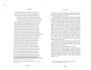 I
 I
 rI
                                                                                              ..
                                                 Leviatã
 I                                                                                                                                    Introdução

         de agir conforme nosso juízo independente e contencioso,
1i
                                                                                                   da natureza é na verdade um "teorema" que estabelece a relação entre
         desde que os outros façam o mesmo, para alinhar nossos juí                                sobrevivência e renúncia ao direito de natureza, mas não afeta pessoas
         zos com os de outros homens e formar uma sociedade civil.                                 que não desejem se preservar a si mesmas.
                Se for assim, a força da "lei" da natureza emerge de con                                  Segundo Hobbes, renunciamos ao juizo individual estabelecendo
                siderações de interesse pessoal, ou pelo menos das da auto                         relações contratuais com os outros homens e instituindo um soberano
                conservação. Por que, então, Hobbes a descreve como uma                            cujos juízos passaremos a considerar como nossos. É lícito dizer que
        lei, já que antes aparentemente descrevera a autoconservação                               no Leviatã o contrato tem pouca força moral independente: mantemo-
        como um "direito", e (nas suas palavras) "leí e direíto se dístin                          nos firmes no acordo de alinhar nossOS juízos aos dos outros porque
        guem tanto como obrígação e liberdade, as quais são incom                                  (enquanto todos fizerem isso) não temos motivos para romper o
                                                                                                   acordo. Isso muitas vezes deixou perplexos os leitores de Leviatã, e
        pativeis quando se referem à mesma matéria"? A resposta a
                                                                                                   Hobbes tentou responder às suas dúvidas (dúvidas provavelmente
        esta questão compõe-se de duas partes. A prímeira é que, em
                                                                                                   expressas de início por leitores de De Cive) numa famosa passagem
        sentido estrito, Hobbes não define o direito de natureza sim                               desconcertante sobre "o néscio" (pp. 125-6). Hobbes tomou a figura do
        plesmente como um direito de preservar a si mesmo: nas pala                                "néscio [que] disse em seu coração: não há Deus" (SI 14.1) e
        vras do Leviatã, é "a liberdade que cada homem possui de usar                              desdenhou dele dizendo que também não existe justiça46 e, se "o
        seu próprio poder, da maneira que quiser, para a preservação de sua                        Reino de Deus se conquista pela violência", não éerrado conquistá-lo.
        própria natureza" (os itálicos são meus)4S. Em outras palavras,                            (Essa imagem chocante vem do Evangelho segundo São Mateus
                                                                                                   11.12: "desde os dias de João Batista até agora, faz-se violência ao
        na verdade o direito de natureza é o direito de usar o próprio
                                                                                                   reino dos céus, e pela força apoderam-se dele", passagem cuja
       juízo sobre a conservação e não o mero direito à autoconser
                                                                                                   interpretação continua obscura.)
       vação. O díreito de natureza baseia-se no reconhecimento da
                                                                                                         O importante em relação a essa passagem é que o néscio não está
       importância para todos de sua própria sobrevivência, mas,                                   interessado apenas em aumentar sua conveniência por meio (por
       como todo direito, pode-se renunciar a ele, e esta renúncia                                 exemplo) do roubo; procura aumentar enormemente seu próprio poder
       está no ceme da teoria de Hobbes. A segunda parte é que,                                    apoderando-se quer de um reino ter
       como bem ilustra a citação sobre os "teoremas", Hobbes hesi                                 restre quer de um reino celeste. Para Hobbes, como vimos, a
       ta em descrever a lei da natureza como uma lei; a "palavra de                               única base aceitável da conduta racional é a garantia da própria
      Deus" nessa citação (como a passagem equivalente em De Cive                                  preservação, e não um acréscimo qualquer da própria conveniência,
      III.33 ilustra claramente) significa as Escrituras, que, eviden                              por menor que fosse (esta é uma diferença fundamental entre Hobbes e
                                                                                                   os modernos teóricos da escolha racional, e qualquer tentativa de
      temente, não têm qualquer poder sobre os homens naturais. É
                                                                                                   remodelar os argumentos de Hobbes em termos da teoria da escolha é
      bem possível que sua hesitação se deva à consciência do fato
                                                                                                   extremamente equivocada). Portanto, a única questão válida para
      de (como vimos) ele admitir em outra passagem que os homens                                  Hobbes é: caso
      nem sempre são motivados pelo desejo de sobrevivência:
      " Compare as formulações em suas outras obras: "É portanto um direito de       a lei
      natureza que cada homem preserve sua própria vida e seu corpo com todo o poder de que
        disponha." (Elemerús o[ Law XIv.6) "O primeiro fundamen
      to do direito natural é que cada homem proteja sua vida e corpo tanto quanto pos             " Talvez aqui também haja referência a uma famosa passagem do antigo cep
      sa." (De Cive 1.7)                                                                              ticismo, na qual Carnéades dizia que justiça é tolice.



                                          XXXVIII
                                                                                                                                        XXXIX
 