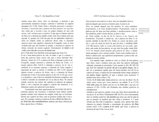 .......
~

                                    Parte 3 - Da República Cristã                                                XXXVI. Da Palavra de Deus e dos Profetas
 '
1
                   mesma coisa dizer íióyoç (Jeov ou theologia, a doutrina a que                       Deus proferiu estas palavras e disse, deve ser entendido como as
 11




.1


                   precisamente chamamos teologia, conforme é manifesto na seguinte                    palavras daquele que escreveu a história santa. A palavra de
                   passagem (At 13,46): Então Paulo e Barnabé passaram à ousadia e                     Deus, no sentido daquela que Ele proferiu, às vezes entendese
                   disseram: é necessário que a palavra de Deus primeiro vos seja dita,                propriamente, e às vezes metaforicamente. Propriamente, como as            A paÚlvra de Deus usada
                                                                                                                                                                                  metaforicamente, primeiro,
                   mas vendo que a recusais e que vos julgais indignos de uma vida                     palavras que Ele disse aos Seus profetas, e metaforicamente como a         para os decretos do poder
                   eterna, vede, voltamos para os gentios! O que aqui se chamava palavra               Sua sabedoria, poder e eterno decreto, ao fazer o mun                      de Deus.
. .1               de Deus era a doutrina da religião cristã, como fica evidente pelo que              do. Neste sentido, os fiat de Gn 1, Faça-se a luz, Faça-se um
                   precede. E, quando (At 5,20) um anjo diz aos apóstolos: Erguei-vos e                firmamento, Façamos o homem etc., são a palavra de Deus. E no
                   dizei no templo todas as palavras desta vida, a expressão                           mesmo sentido se diz 00 1,3): Todas as coisas são feitas com
                   palavras desta vida significa a doutrina do Evangelho, como se torna                ela, e sem ela nada foi feito do que foi feito; e também (Heb
                   evidente pelo que eles fizeram no templo, e encontra-se expresso no                 1,3): Ele manteve todas as coisas pela palavra do seu poder, quer
                   último versículo do mesmo capítulo: Diariamente no templo e em                      dizer, pelo poder da Sua palavra, ou seja, pelo Seu poder; ainda (Heb
                   cada casa eles não cessavam de ensinar e pre                                        11,3): Os mundos foram forjados pela palavra de Deus; e muitas
                  gar a Cristo Jesus. Fica manifesto nesta passagem que Jesus Cris                     outras passagens com o mesmo sentido. Assim como também entre os
                  to era o tema desta palavra da vida, ou então, o que é o mesmo, o                    latinos a palavra fate, que significava propriamente a palavra dita, era
                  tema das palavras desta eterna vida que o nosso Salvador Ihes                        tomada no mesmo sentido.
                  ofereceu. Assim (At 15,7), a palavra de Deus é chamada a palavra do                         Em segundo lugar, entende-se como os efeitos da Sua palavra,         Segundo, como efeito da Sua

                  Evangelho, porque encerrava a doutrina do Reino de Cristo, e a                        quer dizer, como a própria coisa que pela Sua palavra éafirmada,           paÚlvra.

                  mesma palavra (Rm 10,8-9) é chamada a palavra da fé, isto é,                          ordenada, ameaçada ou prometida. Como quando se diz (SI 105,19)
                  conforme aí se encontra expresso, a doutrina de Cristo erguido e                      que José foi mantido na prisão até que a sua palavra chegou, isto é,
       [223]      regressado de entre os mortos. E também em (Mt 13,19): Quando                         até vir a acontecer aquilo que ele havia predito (Gn 40,13) ao
                  alguém escutar a palavra do Reino, isto é, a doutrina do Reino                        copeiro do Faraó, a respeito da sua restauração nesse cargo; porque a
                  ensinada por Cristo. E da mesma palavra se diz (At 12,24) que cresce                  sua palavra chegou significa aí que a própria coisa aconteceu. E
                  e se multiplica, o que é fácil ser entendido da doutrina evangélica, mas              também Elias disse a Deus (1 Rs
                  é difícil e estranho ser entendido da voz ou fala de Deus. No mesmo                   18,36): Eu fiz todas estas vossas palavras, em vez de dizer: Eu fiz
                  sentido, doutrina dos diabos não significa as palavras de qualquer                    todas estas coisas por vossa palavra, ou ordem. E ar 17,15)
                  diabo, e sim a doutrina dos pagãos a respeito dos demônios, e os                      Onde estáa palavra do Senhor está em vez de Onde está o mal que ele
       7    Tm    fantasmas a quem eles adoravam como deuses.                                           ameaçou. E (Ez 12,28), em Nenhuma das minhas palavras se
       4,7.             Examinando estas duas significações da PALAVRA DE DEUS,                         prolongará mais,
                 conforme aparece nas Escrituras, é manifesto neste último sentido                      entende-se por palavras aquelas coisas que Deus havia prometido ao
                 (quando tomada como doutrina da religião cristã) que as Escrituras                     seu povo. E no Novo Testamento (Mt 24,35) o céu e a terra passarão,
                 inteiras são a palavra de Deus; mas no primeiro sentido não é esse o                   mas as minhas palavras não passarão quer dizer que não há nada do
                 caso. Por exemplo, embora as palavras Eu sou o Senhor teu Deus etc.,                   que eu prometi ou predisse que não venha a acontecer. E é neste
                 no final dos dez mandamentos, tenham sido ditas a Moisés por                           sentido que São João Evangelista e, segundo creio, apenas São João,
                 Deus, apesar disso, o Prefácio,                                                        chamava ao próprio Salvador a encarnação da palavra de Deus
                                                                                                        (como emJo 1,14: a palavra se fez carne), quer dizer, a palavra ou
                                                                                                        promessa de que Cristo viria ao mun

                                                  352                                                                                    353
 