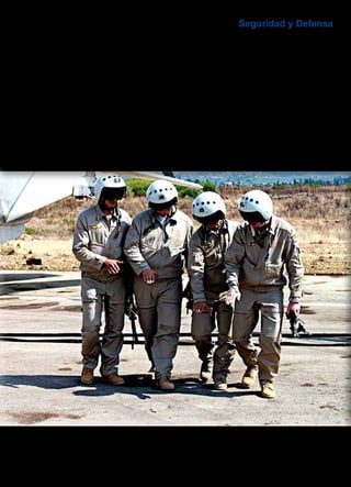 REVISTA EJÉRCITO • N. 909 DICIEMBRE • 2016 95 
Seguridad y Defensa
La coalición liderada por Rusia está integrada
por países pertenecientes a la órbita chií. Es de-
cir, Rusia está apoyando a una parte del mundo
musulmán mientras deja a la otra parte, la suní,
en el otro lado del teatro estratégico. Países como
Turquía, Arabia Saudí o Qatar, entre otros, están
en la coalición liderada por Estados Unidos. Esta
postura rusa no es aceptada por una gran mayoría
de países árabes. 
Por otro lado, Rusia está aprovechando este
conflicto para hacer una demostración de su
fuerza militar al mismo tiempo que está pro-
bando algunas de sus armas más modernas, que
descansan en una alta tecnología. El ataque a
los rebeldes sirios con misiles crucero desde el
mar Caspio se podía haber efectuado desde su
despliegue naval en el Mediterráneo, mucho
más cercano.
No es un asunto menor la singularidad rusa.
Con independencia de que se han disparado 26
misiles crucero Kalibr-NK contra territorio sirio
desde buques de guerra rusos desplegados en
el mar Caspio (con un alcance cercano a 1.500
kilómetros), el apoyo aéreo ruso a tropas iraníes,
sirias y a la milicia chií libanesa Hizbulá que
está atacando a los rebeldes indica que la inter-
vención de Rusia en Siria es un asunto de alto
calado estratégico.
Aviadores militares rusos comentan aspectos de una misión en Siria
 