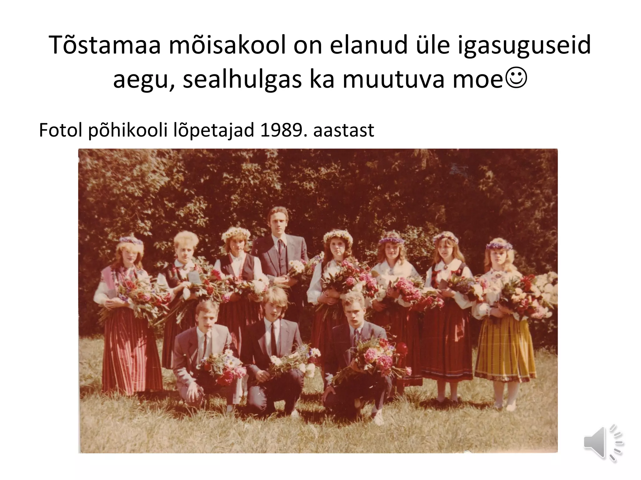 Tõstamaa mõisakool on elanud üle igasuguseid
aegu, sealhulgas ka muutuva moe
Fotol põhikooli lõpetajad 1989. aastast
 