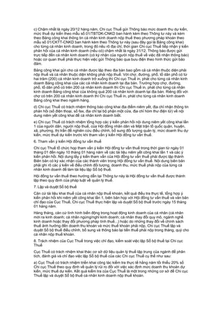 c) Chậm nhất là ngày 20/12 hàng năm, Chi cục Thuế gửi Thông báo mức doanh thu dự kiến,
mức thuế dự kiến theo mẫu số 01/TBTDK-CNKD ban hành kèm theo Thông tư này và kèm
theo Bảng công khai thông tin cá nhân kinh doanh nộp thuế theo phương pháp khoán theo
mẫu số 01/CKTT-CNKD ban hành kèm theo Thông tư này (sau đây gọi là Bảng công khai)
cho từng cá nhân kinh doanh, trong đó nêu rõ địa chỉ, thời gian Chi cục Thuế tiếp nhận ý kiến
phản hồi của cá nhân kinh doanh (nếu có) chậm nhất là ngày 31/12. Thông báo được gửi
trực tiếp đến cá nhân kinh doanh (có ký nhận của người nộp thuế về việc đã nhận thông báo)
hoặc cơ quan thuế phải thực hiện việc gửi Thông báo qua bưu điện theo hình thức gửi bảo
đảm.
Bảng công khai gửi cho cá nhân được lập theo địa bàn bao gồm cả cá nhân thuộc diện phải
nộp thuế và cá nhân thuộc diện không phải nộp thuế. Với chợ, đường, phố, tổ dân phố có từ
hai trăm (200) cá nhân kinh doanh trở xuống thì Chi cục Thuế in, phát cho từng cá nhân kinh
doanh Bảng công khai của các cá nhân kinh doanh tại địa bàn. Trường hợp chợ, đường,
phố, tổ dân phố có trên 200 cá nhân kinh doanh thì Chi cục Thuế in, phát cho từng cá nhân
kinh doanh Bảng công khai của không quá 200 cá nhân kinh doanh tại địa bàn. Riêng đối với
chợ có trên 200 cá nhân kinh doanh thì Chi cục Thuế in, phát cho từng cá nhân kinh doanh
Bảng công khai theo ngành hàng.
d) Chi cục Thuế có trách nhiệm thông báo công khai địa điểm niêm yết, địa chỉ nhận thông tin
phản hồi (số điện thoại, số fax, địa chỉ tại bộ phận một cửa, địa chỉ hòm thư điện tử) về nội
dung niêm yết công khai để cá nhân kinh doanh biết.
e) Chi cục Thuế có trách nhiệm tổng hợp các ý kiến phản hồi nội dung niêm yết công khai lần
1 của người dân, người nộp thuế, của Hội đồng nhân dân và Mặt trận tổ quốc quận, huyện,
xã, phường, thị trấn để nghiên cứu điều chỉnh, bổ sung đối tượng quản lý, mức doanh thu dự
kiến, mức thuế dự kiến trước khi tham vấn ý kiến Hội đồng tư vấn thuế.
6. Tham vấn ý kiến Hội đồng tư vấn thuế
Chi cục Thuế tổ chức họp tham vấn ý kiến Hội đồng tư vấn thuế trong thời gian từ ngày 01
tháng 01 đến ngày 10 tháng 01 hàng năm về các tài liệu niêm yết công khai lần 1 và các ý
kiến phản hồi. Nội dung lấy ý kiến tham vấn của Hội đồng tư vấn thuế phải được lập thành
Biên bản có ký xác nhận của các thành viên trong Hội đồng tư vấn thuế. Nội dung biên bản
phải ghi rõ các ý kiến về điều chỉnh đối tượng, doanh thu, mức thuế phải nộp của từng cá
nhân kinh doanh để làm tài liệu lập Sổ bộ thuế.
Hội đồng tư vấn thuế theo hướng dẫn tại Thông tư này là Hội đồng tư vấn thuế được thành
lập theo quy định của pháp luật về quản lý thuế.
7. Lập và duyệt Sổ bộ thuế
Căn cứ tài liệu khai thuế của cá nhân nộp thuế khoán, kết quả điều tra thực tế, tổng hợp ý
kiến phản hồi khi niêm yết công khai lần 1, biên bản họp với Hội đồng tư vấn thuế và văn bản
chỉ đạo của Cục Thuế, Chi cục Thuế thực hiện lập và duyệt Sổ bộ thuế trước ngày 15 tháng
01 hàng năm.
Hàng tháng, căn cứ tình hình biến động trong hoạt động kinh doanh của cá nhân (cá nhân
mới ra kinh doanh; cá nhân ngừng/nghỉ kinh doanh; cá nhân thay đổi quy mô, ngành nghề
kinh doanh hoặc thay đổi phương pháp tính thuế...) hoặc do những thay đổi về chính sách
thuế ảnh hưởng đến doanh thu khoán và mức thuế khoán phải nộp, Chi cục Thuế lập và
duyệt Sổ bộ thuế điều chỉnh, bổ sung và thông báo lại tiền thuế phải nộp trong tháng, quý cho
cá nhân nộp thuế khoán.
8. Trách nhiệm của Cục Thuế trong việc chỉ đạo, kiểm soát việc lập Sổ bộ thuế tại Chi cục
Thuế
Cục Thuế có trách nhiệm khai thác cơ sở dữ liệu quản lý thuế tập trung của ngành để phân
tích, đánh giá và chỉ đạo việc lập Sổ bộ thuế của các Chi cục Thuế cụ thể như sau:
a) Cục Thuế có trách nhiệm triển khai công tác kiểm tra thực tế hằng năm tối thiểu 20% số
Chi cục Thuế theo quy định về quản lý rủi ro đối với việc xác định mức doanh thu khoán dự
kiến, mức thuế dự kiến. Kết quả kiểm tra của Cục Thuế là một trong những cơ sở để Chi cục
Thuế lập và duyệt Sổ bộ thuế cá nhân kinh doanh nộp thuế khoán.
 