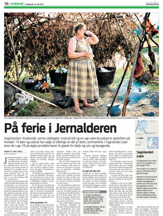 10 Indland Lørdag den 24. juli 2010
J
ernalderlandsbyen Leth-
ra ligger mellem bakker
og omkranset af palisa-
dehegn ned til en sø. By-
ens ståtækte huse, der er la-
vet af ler og komøg, tæller en
ﬁskehytte, en smedje, en væ-
vehytte, et røgeri og et hus,
hvor gæssene bor. De tre
langhuse er til beboelse. Ti-
den er et sted mellem 200
f.Kr. og 200 e.Kr
En gennemtrængende lugt
af bål og røget kød sætter sig i
næseborene, og man kan se
to af landsbyens kvinder, der
er i gang med at lægge sidste
hånd på opbygningen af den
nye bageovn bag det største
langhus. I uldne klæder, der
er farvet grønne og røde ved
hjælp af planter, er de i færd
med at blande ler fra lergra-
ven få meter væk op med
vand. Leret skal tætne ov-
nen, der har form som en ig-
lo, så varmen ikke forsvinder
ud af den.
I mellemtiden hugger en
dreng brænde bag vedhuset,
mens en anden dreng øver
sig i at få lyd ud af et horn. En
gruppe kvinder ælter dej og
former runde brød, som de
lægger på robuste, aﬂange
træfade.
Lad os skrue tiden cirka
2.000 år frem. Selv om sce-
nen ovenfor sagtens kunne
have foregået i Jernalderen,
er den nutidig.
Vi beﬁnder os i Sagnlandet
Lejre på Sjælland. Personer-
ne ovenfor er en del af den
gruppe på 19 mennesker, der
i øjeblikket befolker jernal-
derlandsbyen Lethra.
De 19 personer fordeler sig
på seks såkaldte fortidsfami-
lier, der har søgt om at bruge
uge 29 af deres sommerferie
på at leve som jernalderfolk –
til glæde for dem selv og
besøgende i Sagnlandet Lej-
re.
Ferie og lærdom i ét
De nutidige navne på fortids-
kvinderne ved bageovnen er
Louise Holst og Sally Jensen.
De er begge fra Esbjerg, og
Louise Holst er veninde med
Sally Jensens datter. De to
veninder holder ferie på
pladsen sammen med deres
døtre, og derfor fungerer Sal-
ly Jensen som en mormor for
den lille gruppe.
»Når vi er her handler det
om at overleve og have det
rart sammen. Man lærer en
masse om historien og slap-
per af samtidig,« fortæller
Sally Jensen.
Hun sidder på jorden og er
smurt ind i mudder på arme
og ben for ikke at blive sol-
skoldet. Det eneste, der afslø-
rer, at året er 2010, er de bril-
ler, hun bærer.
En af landsbyens ældste pi-
ger er Simone Franzen på 15
år. Hun bor i lejren sammen
med sin venindes familie og
er på ferie i jernalderlandsby-
en for fjerde gang. Selv om
hun er teenager, holder hun
af at få et afbræk fra hverda-
gen og leve primitivt.
»Det er ikke noget problem
at undvære computer og
fjernsyn. Det kan faktisk være
rart. Derhjemme kan man
hurtigt bruge en time foran
computeren, og man kom-
mer ikke ud i naturen på
samme måde som her,« siger
hun.
Simone Franzen hjælper
en af landsbyens kvinder
med at samle vilde hindbær
til aftenens dessert, for bør-
nene i Lethra har hver deres
daglige pligter – ligesom i
Jernalderen.
En pige må lade livet
Lyden fra et horn trænger
pludselig gennem luften og
kastes tilbage over markerne
og i skoven. Lethras beboere
er samlet ved byens bålsted
nede ved søen. På en træbåre
med fåreskind ligger en pige i
en hvidlig uldkjole med en
buket markblomster i hæn-
derne, der hviler på hendes
bryst. Pigen er omkring seks
år gammel og hendes hår er
helt lyst.
En muskuløs mand og en
dreng med bare overkroppe
løfter båren op, og et optog
med byens beboere begynder
at bevæge sig mod mosen i
skoven, mens de med sagte
stemmer synger:
»Længe har jeg trådt min
vej. Hvor er mine fødder dog
ømme. Mørket er tæt og vin-
den sej…«
Optoget er på vej til Offer-
mosen for at ofre pigen til gu-
den Nerthus i håb om, at næ-
ste år skal blive lige så udbyt-
terigt med ﬁsk, kød og brød.
Ved porten ned mod mosen
råber de for fuld kraft for at
skræmme onde ånder væk.
For foden af en stejl skrå-
ning ligger mosen. Lethras
ældste mand siger en bøn på
oldgermansk:
»Gullnar Nerthu, sa rathe
yver widu, borumr, tiur, gras-
si/Gyldne Nerthus, den rå-
dende over skoven, beboere,
dyr, græs…«
Efter bønnen løfter han sin
økse og hugger ”hovedet”,
som er en halmbylt, af pigen.
Han løfter det mod himlen
med strakte arme og smider
Efter lukketid er det tilladt at tage en kop kaffe og en cigaret som Elisa Egeberg fra Jyllinge gør. I baggrunden ses kurve med nutidige lækkerier som sodavand, kartonvin og pakker med kiks. Fotos: Christian Klindt Sølbeck
På ferie i Jernalderen
Sagnlandet: Kradsende, varme ulddragter, mad på bål og en uge uden brusebad er opskriften på,
hvordan 19 børn og voksne har valgt at tilbringe en del af deres sommerferie. I Sagnlandet Lejre
lever de i uge 29 på ægte jernaldermaner til glæde for både sig selv og besøgende.
HENRIETTE TANG VINKEL
henriette.t.vinkel@jp.dk
HOVEDPUNKTER
N 19 børn og voksne fra
forskellige egne af Danmark
holder i uge 29 ferie i Sagn-
landet Lejre, hvor de bor og
lever som jernalderfolk.
N Jernalderlandsbyen Lethras
syv bygninger er bygget,
som man gjorde det i årene
200 f.Kr. og 200 e.Kr.
RønnedeFakse
Herfølge
Haslev
Svogerslev
Jyllinge
Viby
Viby
ROSKILDE
LEJRE
KORT-
UDSNIT
Sagnlandet
Lejre
- Sagnlandet Lejres første
huse er fra Jernalderen og
blev bygget i 1964.
- Formålet var at skabe ny
viden om Danmarks fortid
gennem forsøg.
-Siden er der kommet flere
tidsaldre til, så det i dag er
muligt for besøgende at
komme på en historisk rejse,
der begynder hos Sten-
alderens jægere og samlere,
og fører videre til Jern-
alderens bønder, Vikinge-
tidens handlende og ender
hos 1800-tallets husmænd.
JP-kort: MA
 