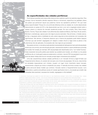8
As especificidades das cidades periféricas5
Parte dessas questões será respondida neste primeiro capítulo e parte nos capítulos seguintes. Para
começar, faz-se necessário abordar aspectos fáticos e conceituais, específicos da realidade urbana
dos países que pertencem àquilo que podemos chamar de capitalismo periférico
6.
Por que tratar
dessa especificidade? Porque há uma profunda diferença entre as cidades do mundo desenvolvido
(basicamente os países do G7) e não desenvolvido que tem a ver com a regulação estatal sobre o
espaço urbano e o alcance do mercado residencial privado. Por isso Londres, Paris, Nova Iorque,
Boston, Toronto, Tóquio são cidades muito diferentes das cidades do México, São Paulo, Rio de Janeiro,
Mombai e Joanesburgo, apenas para citar alguns poucos exemplos. Nas primeiras, o Estado exerce,
de fato, a regulação sobre a totalidade do solo urbano seguindo as leis existentes com exceções não
significativas. Nas demais, é frequente observar que a maioria da população pode habitar espaços
informais que são também segregados em relação à cidade oficial ou legal onde os planos e leis
urbanísticas não são aplicados. As exceções são mais regra do que exceções
7
.
Nos países centrais, o mercado privado atende à necessidade de habitação da maior parte da população
sendo que uma minoria, que varia de país para país, necessita de subsídio ou apoio estatal para a provisão
da moradia. No Canadá, por exemplo, 30% da população são classificados como “non market housing”.
Estas necessitam de auxílio público para resolver seu problema de moradia. Já no Brasil, ou nos países
periféricos de um modo geral, passa-se exatamente o contrário: mais de 70% da população (o que inclui
parte da classe média) está fora do mercado privado legal e necessitaria de subsídios
8
.
Uma das características dessas cidades periféricas é um mercado formal ou legal limitado que
frequentemente oferece um produto de luxo para uma minoria da população. Os lucros, decorrentes
de atividades especulativas com imóveis, ocupam um lugar muito importante nesse mercado,
pressionando a disputa por terras e ampliando seu preço. A retenção de terras ociosas nas cidades
é parte estrutural desse modelo que combina: mercado restrito e frequentemente luxuoso, lucro
especulativo, ausência de políticas sociais em escala significativa (isto é, uma escala que vá além das
festejadas best practices), escassez de moradia, segregação e informalidade
9
.
5. Certamente a classificação das cidades do mundo todo exigiria um maior detalhamento tipológico. Vamos utilizar uma abordagem dual – cidades
periféricas e cidades desenvolvidas ou centrais – como recurso simplificador adequado para o que se pretende nessa rápida apresentação.
6.Usaremos indiferentemente, sem rigor acadêmico, os conceitos correntes aplicados por instituições internacionais na classificação dos diferentes
países do mundo embora reconhecendo que essas denominações não são neutras: países desenvolvidos ou em desenvolvimento; países centrais,
semiperiféricos ou periféricos; países emergentes ou pobres; países do sul ou do norte.
7. Muitas das afirmações feitas aqui estão baseadas em observação empírica, além de bibliográfica, que é resultado de atividades de consultoria ou
de pesquisa da autora em cidades de vários países do mundo. Entretanto a maior parte das informações provém do universo urbano brasileiro. As
generalizações devem ser vistas com alguma cautela.
8. A retomada do investimento habitacional pelo Governo Federal, no Brasil, a partir de 2004, que estava relativamente paralisada desde os anos 1980,
tem apontado para uma mudança nesse padrão. Foi lançado um novo programa que busca a construção de um milhão de moradias – Minha Casa, Minha
Vida – reforçando essa tendência e buscando ação anticíclica em relação à crise que eclodiu em setembro de 2008. Tudo indica que o mercado privado
legal está em ampliação para atender o que poderíamos chamar de classes média e média baixa. Na América Latina, esse movimento de produção
massiva de moradias pôde ser observado no Chile (anos 1990) e México, mais recentemente.
9. Estamos desenvolvendo a ideia de que a segregação e a informalidade não são resultados espontâneos, mas produto de um processo histórico de
produção do espaço que segue, espelha e reproduz as características da sociedade desigual. Cabe lembrar, entretanto, que frequentemente o Estado
atua diretamente produzindo a segregação ou a exclusão urbanística seja por regulação legal como aconteceu na África do Sul com o apartheid, seja pela
transferência de favelas que são retiradas do contexto urbanizado valorizado pelo mercado para áreas distantes da cidade formal.
PULICCOMPLETA FINALport.indd 8 3/11/10 12:47:07 PM
 