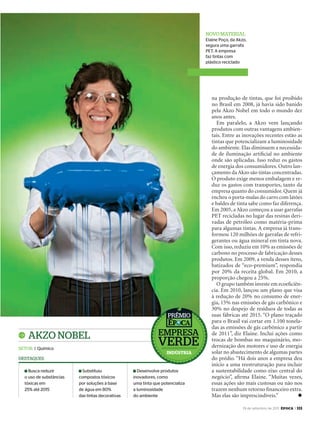 19 de setembro de 2011, época > 111
na produção de tintas, que foi proibido
no Brasil em 2008, já havia sido banido
pela Akzo Nobel em todo o mundo dez
anos antes.
Em paralelo, a Akzo vem lançando
produtos com outras vantagens ambien-
tais. Entre as inovações recentes estão as
tintas que potencializam a luminosidade
do ambiente. Elas diminuem a necessida-
de de iluminação artiﬁcial no ambiente
onde são aplicadas. Isso reduz os gastos
de energia dos consumidores. Outro lan-
çamento da Akzo são tintas concentradas.
O produto exige menos embalagem e re-
duz os gastos com transportes, tanto da
empresa quanto do consumidor. Quem já
encheu o porta-malas do carro com latões
e baldes de tinta sabe como faz diferença.
Em 2005, a Akzo começou a usar garrafas
PET recicladas no lugar das resinas deri-
vadas de petróleo como matéria-prima
para algumas tintas. A empresa já trans-
formou 120 milhões de garrafas de refri-
gerantes ou água mineral em tinta nova.
Com isso, reduziu em 10% as emissões de
carbono no processo de fabricação desses
produtos. Em 2009, a venda desses itens,
batizados de “eco-premium”, respondia
por 20% da receita global. Em 2010, a
proporção chegou a 25%.
O grupo também investe em ecoeﬁciên-
cia. Em 2010, lançou um plano que visa
à redução de 20% no consumo de ener-
gia, 15% nas emissões de gás carbônico e
30% no despejo de resíduos de todas as
suas fábricas até 2015. “O plano traçado
para o Brasil vai cortar em 1.100 tonela-
das as emissões de gás carbônico a partir
de 2011”, diz Elaine. Inclui ações como
trocas de bombas no maquinário, mo-
dernização dos motores e uso de energia
solar no abastecimento de algumas partes
do prédio. “Há dois anos a empresa deu
início a uma reestruturação para incluir
a sustentabilidade como eixo central do
negócio”, aﬁrma Elaine. “Muitas vezes,
essas ações são mais custosas ou não nos
trazem nenhum retorno ﬁnanceiro extra.
Mas elas são imprescindíveis.” u
akzo nobel
setor I Químico
Busca reduzir
o uso de substâncias
tóxicas em
25% até 2015
Substituiu
compostos tóxicos
por soluções à base
de água em 80%
das tintas decorativas
Desenvolve produtos
inovadores, como
uma tinta que potencializa
a luminosidade
do ambiente
destaques
novo material
Elaine Poço, da Akzo,
segura uma garrafa
PET. A empresa
faz tintas com
plástico reciclado
empresa
verde
prêmio
indústria
EP696p110_111.indd 111 14/09/2011 20:46:06
 