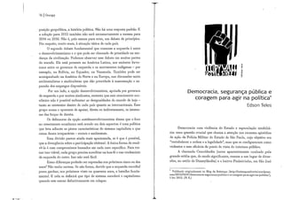 76 | Occupy
posição geopolítica, a história política. Não há u m a resposta padrão. E
a solução para 2012 também não será necessariamente a mesma para
2014 ou 2016. Não é, pelo menos para m i m , u m debate de princípios.
D i z respeito, muito mais, à situação tática de cada país.
O segundo debate fundamental que consome a esquerda é entre
o desenvolvimentismo e o que pode ser chamado de prioridade n a m u -
dança da civilização. Podemos observar esse debate em muitas partes
do mundo. Ele está presente n a América L a t i n a , nos embates fervo-
rosos entre os governos de esquerda e os movimentos indígenas - por
exemplo, n a Bolívia, no Equador, n a Venezuela. Também pode ser
acompanhado n a América do Norte e n a Europa, nas discussões entre
ambientalistas e sindicalistas que dão prioridade à manutenção e ex-
pansão dos empregos disponíveis.
Por u m lado, a opção desenvolvimentista, apoiada por governos
de esquerda e por muitos sindicatos, sustenta que sem crescimento eco-
nómico não é possível enfrentar as desigualdades do mundo de hoje -
tanto as existentes dentro de cada país quanto as internacionais, Esse
grupo acusa o oponente de apoiar, diretaouindiretamente, os interes-
ses das forças de direita.
Os defensores da opção antidesenvolvimentista dizem que o foco
no crescimento económico está errado em dois aspectos: é u m a política
que leva adiante as piores características do sistema capitalista e que
causa danos irreparáveis - sociais e ambientais.
Essa divisão parece ainda mais apaixonada, se é que ê possível,
que a divergência sobre a participação eleitoral. A única forma de resol-
vê-la é com compromissos baseados em cada caso específico. Para tor-
nar isso viável, cada grupo precisa acreditar n a boa-fé e nas credenciais
de esquerda do outro. Isso não será fácil.
Essas diferenças poderão ser superadas nos próximos cinco ou dez
anos? Não tenho certeza. Se não forem, duvido que a esquerda mundial
possa ganhar, nos próximos vinte ou quarenta anos, a batalha funda-
mental. E nela se definirá que tipo de sistema sucederá o capitalismo
quando este entrar definitivamente em colapso.
Democracia com violência do Estado e especulação imobiliá-
ria: u m a questão crucial que c h a m a a atenção nos recentes episódios
de ação da Polícia M i l i t a r do Estado de São Paulo, cujo objetivo era
"restabelecer a ordem e a legalidade", mas que se configuraram como
violentos e sem eficácia do ponto de vista do interesse público.
A c h a m a d a Cracolândia (nome aparentemente cunhado pela
grande mídia que, de modo significante, remete a u m lugar de diver-
sões, no estilo de Disneylândia) e o bairro P i n h e i r i n h o , em São José
Publicado originalmente no Blog da Boitempo (http://boitempoeditorial.wordpress.
com/2012/02/01/democracia-seguranca-publica-e-a-coragem-para-agir-na-politica/),
1 fev. 2012. (N. E.)
 
