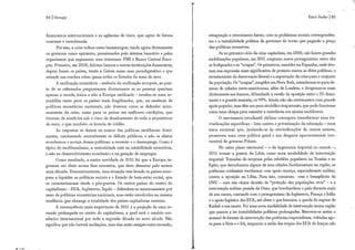 84 | Occupy
financeiros internacionais e as agências de risco, que agem de forma
coerente e coordenada.
Por isso, a crise voltou como bumerangue, tendo agora diretamente
os governos como epicentro, pressionados pelo sistema bancário e pelos
organismos que expressam seus interesses: F M I e Banco Central Euro-
peu. Primeiro, em 2008, faliram bancos e outras instituições financeiras;
depois foram os países, tendo a Grécia como caso paradigmático e que
estende sua sombra sobre quase todos os Estados da zona do euro.
A unificação monetária - essência da unificação europeia, ao pon-
to de os referendos perguntarem diretamente se as pessoas queriam
apenas a moeda única e não a E u r o p a unificada - revelou-se u m a ar-
m a d i l h a tanto para os países mais fragilizados, que, n a ausência de
políticas monetárias nacionais, não tiveram como se defender m i n i -
mamente da crise, como para os países em melhores condições, que
tiveram de acudi-los sob o risco de desabamento de toda a arquitetura
do euro, o que também os levaria de roldão.
As respostas se deram no marco das políticas neoliberais domi-
nantes, combatendo centralmente os déficits públicos, e não os efeitos
económicos e sociais dessas políticas: a recessão e o desemprego. Como é
típico do neoliberalismo, a centralidade está na estabilidade monetária,
e não no desenvolvimento económico e n a geração de empregos.
Como resultado, a maior novidade de 2011 foi que a Europ a i n -
gressou em cheio n u m a fase recessiva, que deve demorar pelo menos
u m a década. Dramaticamente, essa situação tem levado os países euro-
peus a liquidar as políticas sociais e o Estado de bem-estar social, que
os caracterizavam desde o pós-guerra. Os outros países do centro do
capitalismo - E U A , Inglaterra, Japão - defendem-se minimamente por
meio de políticas monetárias nacionais, mas estão envolvidos n a mesma
tendência que abrange a totalidade dos países capitalistas centrais.
A consequência mais importante de 2011 é a projeção de u m a re-
cessão prolongada no centro do capitalismo, a qual será o cenário eco-
nómico internacional por toda a segunda década no novo século. Não
significa que não haverá oscilações, mas elas serão sempre entre recessão,
Emir Sader | 85
estagnação e crescimento baixo, com os problemas sociais corresponden-
tes e a instabilidade política de governos de turno que pagarão o preço
das políticas recessivas.
Se no primeiro ciclo da crise capitalista, em 2008, não houve grandes
mobilizações populares, em. 2011 surgiram novos protagonistas, entre eles
os Indignados e os "ocupas". Os primeiros, nascidos n a Espanha, onde tive-
r a m sua expressão mais significativa de protesto contra as elites políticas, o
esvaziamento da democracia liberal e a exportação da crise para o conjunto
da população. Os "ocupas", surgidos em Nova York, estenderam-se para de-
zenas de cidades norte-americanas, além de. Londres, e dirigiram-se mais
diretamente aos bancos, difundindo a versão da oposição entre o 1% domi-
nante e a grande maioria, os 99%. Ainda não são movimentos com grande
apoio popular, mas têm u m peso simbólico importante, que pode funcionar
como u m a chispa para estender a resistência aos ajustes neoliberais.
O movimento estudantil chileno conseguiu transformar suas rei-
vindicações específicas - luta contra a privatização da educação - n u m
tema nacional que, juntando-se às reivindicações de outros setores,
promoveu u m a crise política geral e u m desgaste aparentemente irre-
versível do governo Pinera.
No outro plano estrutural - o da hegemonia imperial no mundo - ,
2011 trouxe a guerra da Líbia como nova modalidade de intervenção
imperial. Tomadas de surpresa pelas rebeliões populares n a Tunísia e no
Egito, que derrubaram alguns de seus aliados fundamentais n a região, as
potências ocidentais revidaram com apoio maciço, especialmente militar,
contra a oposição na Líbia. Para isso, contaram com o beneplácito da
O N U - com sua cínica decisão de "proteção das populações civis" - e a
intervenção militar pesada da Otan, que bombardeou o país durante mais
de seis meses, contando com o protagonismo da Inglaterra, França e Itália
e o apoio logístico dos E U A , até obter o que buscava: a queda do regime de
Kadafi e sua morte. Foi u m a nova modalidade de intervenção n u m a região
que passou a ter instabilidades políticas prolongadas. Renovou-se assim o
arsenal de formas de intervenção das potências imperialistas, voltadas ago-
ra para a Síria e o Irã, enquanto a saída das tropas dos E U A do Iraque não
 