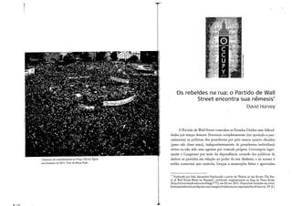 Centenas de manifestantes na Praça Tahrir, Egito
em fevereiro de 2011. Foto de Mona Sosh.
O Partido de W a l l Street controlou os Estados Unidos sem dificul-
dades por tempo demais. D o m i n o u completamente (em oposição a par-
cialmente) as políticas dos presidentes por pelo menos quatro décadas
(para não dizer mais), independentemente de presidentes individuais
terem ou não sido seus agentes por vontade própria. Corrompeu legal-
mente o Congresso por meio da dependência covarde dos políticos de
ambos os partidos em relação ao poder do seu dinheiro e ao acesso à
mídia comercial que controla. Graças a nomeações feitas e aprovadas
Traduzido por João Alexandre Pesohanski a partir de "Rebels on the Street: The Par-
ty of Wall Street Meets its Nemesis", publicado originalmente no blog da Verso Books
(http://www.versobooks.com/blogs/777), em 28 out. 2011. Disponível também em www.
boitempoeditorial.wordpress.com/category/colaboracoes-especiais/david-harvey, (N. E.)
 