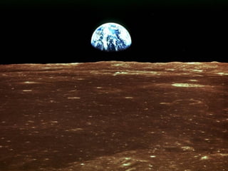 Il sistema Terra - Luna La luna orbita a 380.000 km dalla Terra  Il periodo di rivoluzione della Luna attorno al nostro pianeta è di quasi 29 giorni, uguale a quello di rotazione La Luna presenta sempre la stessa faccia 