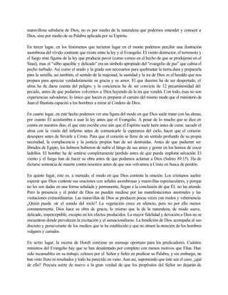 maravillosa sabiduría de Dios, no es por medio de la naturaleza que podemos entender y conocer a
Dios, sino por medio de su Palabra aplicada por su Espíritu.
En tercer lugar, en los fenómenos que tuvieron lugar en el monte podemos percibir una ilustración
asombrosa del vívido contraste que existe entre la ley y el Evangelio. El viento destructor, el terremoto y
el fuego eran figuras de la ley que producía pavor (como vemos en el hecho de que se produjeran en el
Sinaí), mas el “silbo apacible y delicado” era un símbolo apropiado del "evangelio de paz” que calma el
pecho turbado. Así como el arado y la grada son necesarios para quebrantar la tierra dura y prepararla
para la semilla, así también, el sentido de la majestad, la santidad y la ira de Dios es el heraldo que nos
prepara para apreciar verdaderamente su gracia y su amor. El que duerme ha de ser despertado, el
alma ha de darse cuenta del peligro, y la conciencia ha de ser convicta de 12 pecaminosidad del
pecado, antes de que podamos volvernos a Dios huyendo de la ira que vendrá. Con todo, ésas no son
experiencias salvadoras; lo único que hacen es preparar el camino del mismo modo que el ministerio de
Juan el Bautista capacitó a los hombres a mirar al Cordero de Dios.
En cuarto lugar, en este hecho podemos ver una figura del modo en que Dios suele tratar con las almas,
por cuanto Él acostumbra a usar la ley antes que el Evangelio. A pesar de lo mucho que se dice en
contra en nuestros días, el que esto escribe cree aún que el Espíritu suele herir antes de curar, sacudir el
alma con la visión del infierno antes de comunicarle la esperanza del cielo, hacer que el corazón
desespere antes de llevarle a Cristo. Para que el corazón se llene de un sentido profundo de su propia
necesidad, la complacencia y la justicia propias han de ser destruidas. Antes de que pudieran ser
librados de Egipto, los hebreos hubieron de sufrir el látigo de sus amos y gemir en los hornos de cocer
ladrillos. El hombre ha de sentirse completamente perdido antes de que pueda implorar salvación. El
viento y el fuego han de hacer su obra antes de que podamos aclamar a Dios (Salmo 89:15). Ha de
dictarse sentencia de muerte contra nosotros antes de que nos volvamos a Cristo en busca de perdón.
En quinto lugar, éste es, a menudo, el modo en que Dios contesta la oración. Los cristianos suelen
esperar que Dios conteste sus oraciones con señales asombrosas y maravillas espectaculares, y porque
no les son dadas en una forma señalada y permanente, llegan a la conclusión de que ÉL no las atiende.
Pero la presencia y el poder de Dios no pueden medirse por las manifestaciones anormales y las
visitaciones extraordinarias. Las maravillas de Dios se producen pocas veces con ruidos y vehemencia.
¿Quién puede oír el sonido del rocío? La vegetación crece en silencio, pero no por ello menos
constantemente. Dios hace su obra de gracia, lo mismo que la de la naturaleza, de modo suave,
delicado, imperceptible, excepto en los efectos producidos. La mayor fidelidad y devoción a Dios no se
encuentran donde prevalecen la excitación y el sensacionalismo. La bendición de Dios acompaña al uso
discreto y perseverante de los medios que te ha establecido y que no atraen la atención de los hombres
vulgares y carnales.
En sexto lugar, la escena de Horeb contiene un mensaje oportuno para los predicadores. Cuántos
ministros del Evangelio hay que se han desalentado por completo con menos motivos que Elías. Han
sido incansables en su trabajo, celosos por el Señor y fieles en predicar su Palabra, y sin embargo, no
han visto fruto ni resultados y todo ha parecido en vano. Aun así, suponiendo que éste sea el caso, ¿qué
de ello? Procura asirte de nuevo a la gran verdad de que los propósitos del Señor no dejarán de
 