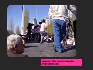 Las profes del escenario guiando el precalentamiento