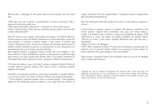4444
Revolvia-lhe o estômago. E não podia subir à árvore porque esta era muito
alta.
“Tens que voar até lá acima”, aconselharam os Corvos Cinzentos. Mas a
pequena Carlota não podia voar.
“Não temos mais nada a oferecer-te” – disseram os corvos com tristeza.
Então, Carlota pensou: “Eles não me entendem porque pareço uma estranha
e muito diferente deles”.
Não lhe restava outra solução senão partir novamente. No final da floresta,
Carlota entrou na terra dos Patrões Gananciosos. Eram abastados, viviam em
casas grandes e cómodas e tinham sempre o que comer. A comida que
sobrava, deitavam-na fora. Até aos seus animais de estimação desfrutavam da
melhor comida. Quando as pessoas se encontravam na rua, abraçavam-se e
cumprimentavam-se com beijos, um em cada face.
Mas ninguém abraçou a pequena Carlota, mesmo que a sua solidão e a sua
fome saltavam à vista. Timidamente saudou as duas pessoas e pediu-lhes algo
para comer e um lugar quente para dormir. Mas o seu pedido enfureceu-as!
“Sai daqui! Não temos nada para te dar! – gritaram os Patrões Gananciosos.
“Os ricos não sabem o que é ter fome” pensou a pequena Carlota! Tenho de
ir pedir ajuda às pessoas pobres! Eles sabem como é doloroso quando
ninguém nos ajuda!”.
Caminhou em direcção à periferia, onde estão localizadas as grandes fábricas
e os caixotes do lixo. Ali viviam as Pessoas Pobres, em pequenos barracões.
“ Vai-te embora!”, gritaram quando viram a estranha menina. “Não podemos
ajudar-te! Há demasiadas pessoas pobres a viver aqui! Não há comida ou
espaço suficiente! Tens de compreender!”. A pequena Carlota compreendeu
que não podia permanecer ali.
Mas não sabia para onde mais podia ir! E, como se não bastasse, começou a
chover…
Carlota deixou a cidade e cruzou os campos. De repente, vislumbrou uma
árvore enorme. Alguém tinha construído uma casa com coisas velhas e
usadas. Um homem estava à janela a comer uma sanduíche de queijo. “Olá!
Aproxima-te e come um pouco da minha sanduíche de queijo!” Disse.
“Pareces ter fome e estar muito cansada! Descansa aqui, que está seco e
quentinho!”.
“Quem és?” Sou o Sr. Refúgio”.
“Oh!”, disse a pequena Carlota, “É assim que se chamam as pessoas que são
amáveis com os outros?” Tenho estado à sua procura há muito tempo. Se
deixar, adoraria viver aqui consigo e com a sua família.”
Desta forma, a pequena Carlota foi convidada a ficar na casa do Sr. Refúgio
todo o tempo que desejasse.
Adaptado de Carly de Annegert Fuchshuber, The Femenist Press, New york 1997. Foi
publicado pela primeira vez como Karlinchen por Annette Betz Verlag, Viena/Munich,
1995. Efectuaram-se algumas alterações à história original com autorização do autor e dos
editores para facilitar o seu uso em salas de aula.
 