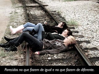 Parecidos no que fazem de igual e no que fazem de diferente.
 