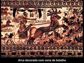 Arca decorada com cena de batalha
 