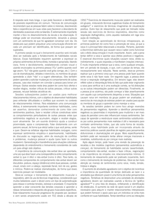 S93 Rangé BP & Marlatt GA



    A resposta será mais longa, o que pode favorecer a identificação       1950.30 Exercícios de relaxamento muscular podem ser realizados
    de possíveis experiências em comum. Técnicas de comunicação            em grupos, misturando técnicas sugestivas tiradas de treinamento
    recomendam que as pessoas falem sobre si mesmas, descrevendo           autógeno37 e exercícios de técnicas imaginárias de visualização
    fatos e experiências em suas vidas para favorecer a descoberta de      positiva. Outro tipo de relaxamento que pode ser treinado nesta
    identidades ocasionais entre os falantes. É extremamente importante    sessão são exercícios de técnica respiratória, descritos como
    manter o foco no desenvolvimento da escuta e da observação. O          respiração diafragmática, como aqueles realizados em ioga e/ou
    diálogo pode ser encerrado educadamente, deixando a pessoa             aulas de meditação.
    com um sentimento de que foi agradável conversar com ela. Os              Com relação ao aprendizado de técnicas intrapessoais, as
    obstáculos que podem prejudicar uma comunicação eficiente em           primeiras poderiam ter como foco a prevenção de raiva, já que a
    cada um precisam ser identificados, de forma que possam ser            raiva é o principal fator relacionado a recaídas. Portanto, aprender
    superados.                                                             a discriminar estímulos que causam raiva e saber como funcionar
       A primeira sessão na qual o treinamento assertivo será iniciado     sob o efeito dessa emoção é muito importante. Assim, vale a pena
    deve ser realizada após o fortalecimento de habilidades sociais        tentar definir a raiva e apontar seus efeitos positivos e negativos.
    básicas. Essas habilidades requerem aprender a expressar os            É essencial discriminar quais situações causam raiva, direta ou
    próprios sentimentos de forma direta, honesta e apropriada, falando    indiretamente, e quais respostas a manifestam (reações internas).
    clara, firme e decididamente, estabelecendo contato visual e           É muito importante enfatizar que a raiva, como qualquer emoção,
    usando enunciados na primeira pessoa (“Eu” prefiro quando você         tem um período de duração, e que, com o passar do tempo, ela
    age assim; “Eu” não gosto quando você grita comigo, etc.). Com o       necessariamente será reduzida. Neste sentido, deve-se primeiro
    uso de dramatizações, debates e exercícios, os membros do grupo        explicar que a primeira coisa que uma pessoa pode fazer quando
    aprenderão a dizer “não” e a sugerir alternativas. Eles também         sente raiva é não fazer nada. Em segundo lugar, a pessoa deve
    podem aprender a solicitar mudanças no comportamento de outras         iniciar a respiração diafragmática. Em terceiro lugar, elas devem
    pessoas, caso elas insistam em convidar a pessoa para tomar um         refletir sobre a interpretação feita do fato que pode estar originando
    drinque. Outras sessões nesta área podem ter como foco ofertar e       a raiva para verificar se é uma avaliação correta, se há distorções
    receber elogios, receber críticas de outras pessoas, criticar outras   ou se outras interpretações podem ser oferecidas. Finalmente, se
    pessoas, recusar bebidas alcoólicas etc.                               a pessoa já se acalmou, ela pode começar a falar assertivamente
       Sessões subseqüentes podem ser usadas para melhorar                 com aquele cujo comportamento despertou a raiva. Situações que
    relacionamentos íntimos, com o objetivo de desenvolver habilidades     causam raiva em membros do grupo podem ser analisadas, e
    para enfrentar dificuldades e conflitos que ocorrem no contexto        exercícios de inoculação de estresse podem ser usados para ajudar
    de relacionamentos íntimos. Para estabelecer uma comunicação           os membros do grupo a aprender como manejar a raiva.
    efetiva, é extremamente importante combinar habilidades, como             As sessões também podem ter como foco atingir reversões
    ser assertivo, demonstrar conhecimento de como lidar com               de pensamentos negativos. Aprender a identificar pensamentos
    sentimentos positivos, fazer e receber críticas construtivas sobre     negativos ou pessimistas é importante para mudá-los e ser mais
    os comportamentos perturbadores de outras pessoas antes que            capaz de perceber como eles influenciam nossos sentimentos. Ser
    sentimentos negativos se acumulem, elogiar e receber elogios,          capaz de aprender a reestruturar esses sentimentos substituindo-
    ouvir ativamente. Ser um ouvinte dinâmico ajuda a construir            os por outros pensamentos mais realistas é útil e necessário para
    proximidade, apoio e compreensão. Falar diretamente com um             combater sentimentos tristes, que são outra forma de recaída.
    parceiro sexual, de forma que ele(a) saiba o que você pensa, sente     Portanto, essa habilidade pode ser incorporada através de
    e quer. Devem-se enfatizar algumas habilidades conjugais, como         exercícios práticos usando planilhas de registro para pensamentos
    expressar sentimentos empática e assertivamente, habilidades           disfuncionais e dramatizações em grupo. Mais especificamente,
    de discussão ou negociação, além de resolução de conflitos             também pode ser necessário tentar alterar crenças irracionais e
    e problemas, mudança pessoal e ajuda (para fazer os outros             irrealistas, substituindo-as por crenças mais realistas.
    mudarem). Generalização e transferência para situações cotidianas         Após algum tempo, pode haver uma revisão da prevenção de
    dependerão do entendimento e treinamento consistentes de cada          recaídas e dos modelos cognitivos (pensamentos automáticos e
    um para atingir este objetivo.                                         crenças), do treinamento de habilidades sociais (assertividade,
       A importância da comunicação não-verbal deve ser apontada,          comportamento não-verbal, receber e fazer críticas, negociação)
    uma vez que deve haver uma correspondência entre comportamento         e da importância da empatia nos relacionamentos íntimos. O
    verbal (o que é dito) e não-verbal (como é dito). Para tanto, os       treinamento de relaxamento pode ser praticado novamente, bem
    diferentes componentes do comportamento não-verbal devem ser           como o treinamento de resolução de problemas. Deve-se dar mais
    discutidos: postura, espaço (distância) entre duas pessoas, contato    atenção ao manejo de sentimentos como raiva, medo, tensão,
    visual, sinais com a cabeça, expressão facial, tom de voz, gestos      tristeza e alegria.
    e mímica. Podem-se realizar dramatizações, de forma que esses             O aumento de atividades agradáveis com o objetivo de incentivar
    exercícios possam ser modelados.                                       a importância da quantidade de tempo dedicado ao lazer e a
       Deve-se começar o treinamento de relaxamento muscular e             atividades que oferecem prazer é uma forma de evitar pensamentos
    respiratório, além do uso de técnicas imaginárias, considerando que    negativos. Tentativas de desenvolver uma variedade de atividades
    muitos bebedores usam o álcool como um tipo de automedicação           agradáveis devem ser realizadas usando a técnica do “gráfico
    para relaxar e controlar tensões, estresse e ansiedade. É importante   agradável”38 e uma lista de desejos, enfatizando a identificação
    aprender a estar consciente das tensões corporais e aprender a         de obstáculos. O aumento da rede de apoio social é um objetivo
    relaxar, tensionando e relaxando oito grupos musculares específicos.   necessário para adquirir e manter relacionamentos interpessoais
    Esse relaxamento muscular progressivo foi proposto por Jacobson        que podem fornecer o apoio para que um indivíduo se sinta mais
    e vem sendo amplamente usado em TCC desde a década de                  confiante em suas habilidades. Tentar identificar como as interações

Rev Bras Psiquiatr. 2008;30(Supl II):S88-95
 