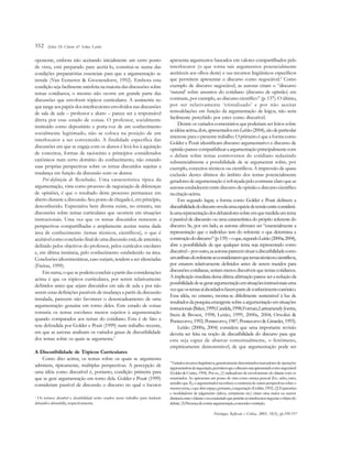 352
oponente, embora não aceitando inicialmente um certo ponto
de vista, está preparado para aceitá-lo, constitui-se numa das
condições preparatórias essenciais para que a argumentação se
instale (Van Eemeren & Grootendorst, 1992). Embora esta
condição seja facilmente satisfeita na maioria das discussões sobre
temas cotidianos, o mesmo não ocorre em grande parte das
discussões que envolvem tópicos curriculares. A assimetria no
que tange aos papéis dos interlocutores envolvidos nas discussões
de sala de aula – professor e aluno – parece ser a responsável
direta por esse estado de coisas. O professor, socialmente
instituído como depositário e porta-voz de um conhecimento
socialmente legitimado, não se coloca na posição de um
interlocutor a ser convencido. A finalidade específica das
discussões em que se engaja com os alunos é levá-los à aquisição
de conceitos, formas de raciocínio e princípios considerados
canônicos num certo domínio do conhecimento, não estando
suas próprias perspectivas sobre os temas discutidos sujeitas a
mudança em função da discussão com os alunos.
Pré-definição de Resultados. Uma característica típica da
argumentação, vista como processo de negociação de diferenças
de opiniões, é que o resultado deste processo permanece em
aberto durante a discussão. Seu ponto de chegada é, em princípio,
desconhecido. Expectativa bem diversa existe, no entanto, nas
discussões sobre temas curriculares que ocorrem em situações
instrucionais. Uma vez que os temas discutidos remetem a
perspectivas compartilhadas e amplamente aceitas numa dada
área de conhecimento (temas técnicos, científicos), o que é
aceitável como conclusão final de uma discussão está,de antemão,
definido pelos objetivos do professor, pelos currículos escolares
e, em última instância, pelo conhecimento estabelecido na área.
Conclusões idiossincráticas, caso surjam, tendem a ser silenciadas
(Freitas, 1999).
Em suma, o que se poderia concluir a partir das considerações
acima é que os tópicos curriculares, por serem relativamente
definidos antes que sejam discutidos em sala de aula e por não
serem estas definições passíveis de mudança a partir da discussão
instalada, parecem não favorecer o desencadeamento de uma
argumentação genuína em torno deles. Este estado de coisas
tornaria os temas escolares menos sujeitos à argumentação
quando comparados aos temas do cotidiano. Esta é de fato a
tese defendida por Golder e Pouit (1999) num trabalho recente,
em que as autoras analisam os variados graus de discutibilidade
dos temas sobre os quais se argumenta.3
A Discutibilidade de Tópicos Curriculares
Como dito acima, os temas sobre os quais se argumenta
admitem, tipicamente, múltiplas perspectivas. A percepção de
uma idéia como discutível é, portanto, condição primeira para
que se gere argumentação em torno dela. Golder e Pouit (1999)
consideram passível de discussão o discurso no qual o locutor
apresenta argumentos baseados em valores compartilhados pelo
interlocutor (o que torna tais argumentos potencialmente
aceitáveis aos olhos deste) e usa recursos lingüísticos específicos
que permitem apresentar o discurso como negociável.4
Como
exemplo de discurso negociável, as autoras citam o “discurso
‘natural’ sobre assuntos do cotidiano (discurso de opinião) em
contraste, por exemplo, ao discurso científico” (p. 137). O último,
por ser relativamente ‘cristalizado’ e por não aceitar
remodelações em função da argumentação de leigos, não seria
facilmente percebido por estes como discutível.
Dentreosvariadoscomentáriosquepoderiamserfeitossobre
asidéiasacima,dois,apresentadosemLeitão(2004),sãodeparticular
interesseparaopresentetrabalho.Oprimeiroéqueaformacomo
Golder e Pouit identificam discurso argumentativo e discurso de
opiniãoparececompatibilizaraargumentaçãoprincipalmentecom
o debate sobre temas controversos do cotidiano reduzindo
substancialmente a possibilidade de se argumentar sobre, por
exemplo, conceitos técnicos ou científicos. A impressão de quase
exclusão destes últimos do âmbito dos temas potencialmente
geradoresdeargumentaçãoéreforçadapelocontrasteclaroqueas
autorasestabelecementrediscursodeopiniãoediscursocientífico
nacitaçãoacima.
Em segundo lugar, a forma como Golder e Pouit definem a
discutibilidadedodiscursorevelaumaespéciedetensãoentreconsiderá-
laumarepresentaçãodosdebatedoressobreemquemedidaumtema
é passível de discussão ou uma característica do próprio referente do
discurso. Se, por um lado, as autoras afirmam ser “essencialmente a
representação que o indivíduo tem do referente o que determina a
construçãododiscurso”(p.139)–oque,segundoLeitão(2000a;2004),
abre a possibilidade de que qualquer tema seja representado como
discutível–poroutro,asautorasparecemsituaradiscutibilidadecomo
umatributodoreferenteaoconsideraremquetemastécnicosecientíficos,
por estarem relativamente definidos antes de serem trazidos para
discussõescotidianas,seriammenosdiscutíveisquetemascotidianos.
Aimplicaçãoimediatadessaúltimaafirmaçãopareceserareduçãoda
possibilidadedesegerarargumentaçãoemsituaçõesinstrucionaisuma
vezqueostemasaíabordadosfazempartedeconhecimentocanônico.
Essa idéia, no entanto, mostra-se dificilmente sustentável à luz de
resultadosdapesquisaemergentesobreaargumentaçãoemsituações
instrucionais(Baker,1999;Candela,1998;Forman,Larreamendy-Joerns,
Stein & Brown, 1998; Leitão, 1999, 2000a, 2004; Orsolini &
Pontecorvo, 1992; Pontecorvo, 1987; Pontecorvo & Girardet, 1993).
Leitão (2000a, 2004) considera que uma importante revisão
deveria ser feita na noção de discutibilidade do discurso para que
esta seja capaz de abarcar conceitualmente, o fenômeno,
empiricamente demonstrável, de que argumentação pode ser
3
Os termos discutível e discutibilidade serão usados neste trabalho para traduzir
debatablee debatability, respectivamente.
4
Variadosrecursoslingüísticos,genericamentedenominadosmarcadoresdeoperações
argumentativasdenegociação,permitemqueodiscursosejaapresentadocomonegociável
(Golder & Coirier, 1994). Por ex., (1) indicadores de envolvimento do falante com os
enunciados. Ao apresentar um ponto de vista como crença pessoal (Ex.: acho, creio,
acreditoqueX),oargumentadorreconheceaexistênciadeoutrasperspectivassobreo
mesmotema,oqueabreespaço,portanto,ànegociação(Golder,1992).(2)Expressões
e moduladores de julgamento (talvez, certamente etc.) criam uma maior ou menor
distânciaentreofalanteeseuenunciadoquepermiteaointerlocutornegociaroobjetodo
debate.(3)Presençadecontra-argumentação,concessãoerestrição.
Psicologia: Reflexão e Crítica, 2005, 18(3), pp.350-357
Sylvia De Chiaro & Selma Leitão
 