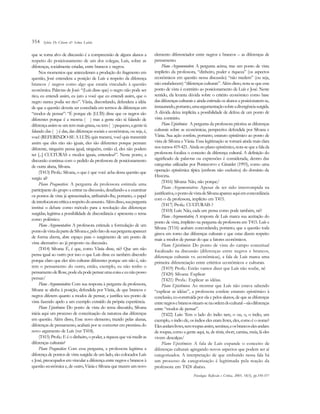 354
que se torna alvo de discussão é a compreensão de alguns alunos a
respeito do posicionamento de um dos colegas, Luís, sobre as
diferenças, socialmente criadas, entre brancos e negros.
Nos momentos que antecederam a produção do fragmento em
questão, José entendera a posição de Luís a respeito da diferença
brancos / negros como algo que estaria vinculado à questão
econômica. Palavras de José: “(Luís disse que) o negro não pode ser
rico, eu entendi assim, eu juro a você que eu entendi assim, que o
negro nunca podia ser rico”. Vânia, discordando, defendera a idéia
de que a questão deveria ser concebida em termos de diferenças em
“modos de pensar”: “É porque ele (LUÍS) disse que os negros são
diferentes porque é a mesma ( ) mas a gente não tá falando de
diferençaassimseumtemmaisgrana,outem( )pequeno,agentetá
falando das ( ) é das, das diferenças sociais e econômicas, ou seja, é,
você (REFERINDO-SE A LUÍS) quis transmi, você quis transmitir
assim que eles não são iguais, eles são diferentes porque pensam
diferente, ninguém pensa igual, ninguém, então el, eles não podem
ter [...] CULTURAS e modos iguais, entendeu?”. Neste ponto, a
discussão continua com o pedido da professora de posicionamento
de outra aluna, Silvana.
(T413) Profa.: Silvana, o que é que você acha dessa questão que
surgiu aí?
Plano Pragmático: A pergunta da professora estimula uma
participante do grupo a entrar na discussão, desafiando-a a examinar
os pontos de vista já apresentados, atribuindo-lhe, portanto, o papel
deinterlocutoracríticaarespeitodoassunto.Alémdisso,suapergunta
institui o debate como método para a resolução das diferenças
surgidas, legitima a possibilidade de discordância e apresenta o tema
como polêmico.
Plano Argumentativo: A professora estimula a formulação de um
pontodevistadapartedeSilvanae,pelofatodesuaperguntaaparecer
de forma aberta, abre espaço para o surgimento de um ponto de
vista alternativo ao já proposto na discussão. 
(T414) Silvana: É, é que, como Vânia disse, né? Que um não
pensa igual ao outro por isso o que Luís disse eu também discordo
porque claro que eles têm culturas diferentes porque um não é, não
tem o pensamento do outro, então, exemplo, eu não tenho o
pensamentodeRose,podeelapodepensarumacoisaeeunãoposso
pensar/
Plano Argumentativo: Com sua resposta à pergunta da professora,
Silvana se alinha à posição, defendida por Vânia, de que brancos e
negros diferem quanto a modos de pensar, e justifica seu ponto de
vista fazendo apelo a um exemplo extraído da própria experiência.
Plano Epistêmico: Do ponto de vista do tema discutido, Silvana
inicia aqui um processo de conceituação da natureza das diferenças
em questão. Além disso, Esse novo elemento, trazido pelas alunas,
diferenças de pensamento, acabará por se converter em premissa do
novo argumento de Luís (ver T418).
(T415) Profa.: E é o dinheiro, o poder, a riqueza que vai medir as
diferenças culturais?
Plano Pragmático: Com essa pergunta, a professora legitima a
diferença de pontos de vista surgida: de um lado, são colocados Luís
e José, preocupados em vincular a diferença entre negros e brancos à
questão econômica e, de outro, Vânia e Silvana que trazem um novo
elemento diferenciador entre negros e brancos – as diferenças de
pensamento.
Plano Argumentativo: A pergunta acima, traz um ponto de vista
implícito da professora, “dinheiro, poder e riqueza” (os aspectos
econômicos em questão nessa discussão) “não medem” (ou seja,
não estabelecem) “diferenças culturais”. Além disso, nota-se que esse
ponto de vista é contrário ao posicionamento de Luís e José. Neste
sentido, ela levanta dúvida sobre o critério econômico como base
das diferenças culturais e ainda estimula os alunos a posicionarem-se,
instaurando,portanto,umaargumentaçãosobreadivergênciasurgida.
A dúvida deixa implícita a possibilidade de defesa de um ponto de
vista contrário.
Plano Epistêmico: A pergunta da professora prioriza as diferenças
culturais sobre as econômicas, perspectiva defendida por Silvana e
Vânia. Sua ação confere, portanto, estatuto epistêmico ao ponto de
vista de Silvana e Vânia. Essa legitimação se tornará ainda mais clara
nos turnos 419-421. Ainda no plano epistêmico, nota-se que a fala da
professora focaliza o conceito de diferença cultural. A definição do
significado de palavras ou expressões é considerada, dentro das
categorias utilizadas por Pontecorvo e Girardet (1993), como uma
operação epistêmica típica (embora não exclusiva) do domínio da
História.
(T416) Silvana: Não, não porque/
Plano Argumentativo: Apesar de ter sido interrompida na
justificativa,opontodevistadeSilvanaapareceaquiemconcordância
com o da professora, implícito em T415.
(T417) Profa.: CULTURAIS ?  
(T418) Luís: Não, cada um pensa como pode também, né?
Plano Argumentativo: A resposta de Luís marca sua aceitação do
ponto de vista, implícito na pergunta da professora em T415. Luís e
Silvana (T116) acabam concordando, portanto, que a questão toda
girava em torno das diferenças culturais e que estas dizem respeito
mais a modos de pensar do que a fatores econômicos.
Plano Epistêmico: Do ponto de vista do campo conceitual
focalizado na discussão (diferenças entre negros e brancos,
diferenças culturais vs. econômicas), a fala de Luís marca uma
primeira diferenciação entre critérios econômicos e culturais.
(T419) Profa.: Então vamos dizer que Luís não soube, né
(T420) Silvana: Explicar 
(T421) Profa.: Explicar as idéias.
Plano Epistêmico: Ao mostrar que Luís não estava sabendo
“explicar as idéias”, a professora confere estatuto epistêmico à
conclusão, co-construída por ela e pelos alunos, de que as diferenças
entrenegrosebrancossituam-senaordemdocultural–sãodiferenças
entre “modos de pensar”.  
(T422) Luís: Tem o lado do índio tam, o ou, o, o índio, um
exemplo, o índio ele, os índios eles eram livres, eles, como é o nome?
Elesandamlivres,semroupasassim,seminus,eosbrancoselesandam
de roupas, como a gente aqui, ta, de tênis, short, camisa, meia, lá eles
vivem descalças/
Plano Epistêmico: A fala de Luís expande o conceito de
diferenças culturais agregando novos aspectos que podem ser aí
categorizados. A interpretação de que embutido nessa fala há
um processo de categorização é legitimada pela reação da
professora em T424 abaixo.
Psicologia: Reflexão e Crítica, 2005, 18(3), pp.350-357
Sylvia De Chiaro & Selma Leitão
 