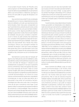 9595959595
PSICOLOGIAFENOMENOLÓGICA
Estudos de Psicologia I Campinas I 26(1) I 93-100 I janeiro -março 2009
A esse projeto Husserl chamou de “filosofia como
ciência rigorosa” e de “fenomenologia” (English, 1984).
Foiporterabertoessapossibilidadedeumpensamento
efetivo, que transcendesse o relativismo, que logo se
formou em torno dele um grupo de discípulos e um
movimento.
Quecaminhoéesse,então?Éodaconsideração
da experiência em si mesma, independentemente dos
juízos de realidade ou de valor que espontaneamente
somos levados a fazer. Esses juízos correspondem ao
queHusserldenominouatitudenatural.Seestouvendo
umladrãoroubandomeucarro,porexemplo,imediata-
mente passo a tomar alguma providência para me
protegerouparaevitaroroubo.Háaíumjuízoimplícito
de realidade; não paro para considerar a experiên-
cia em si mesma. Se, pelo contrário, fizer exatamente
isso-considerarminhaexperiênciaedeixardemetrans-
portarespontaneamenteparaarealidade-estareiexer-
cendo uma outra atitude: não a natural, mas a feno-
menológica. Efetuar essa passagem também foi
chamado de redução. É claro que muitos psicólogos
iriam gostar disso, pois é o que eles fazem: ouvir o que
a outra pessoa diz e, apesar de não se perguntarem se é
verdade ou não, conectarem-se com um sentido desse
dizer.
Normalmente ouvimos falar de “redução de”
alguma coisa. Redução dos juízos de realidade ou valor,
equivalendoacolocarentreparêntesesessesjuízos.Mas
o certo seria falar de “redução a”: redução ao que
imediatamente se apresenta. A isso que se apresenta
chamou-se fenômeno. Trata-se do aparecer das coisas.
Essa outra expressão de Husserl, “voltar às coisas
mesmas”(English,2001),deveserentendidacomouma
volta ao que aparece na experiência quando adotamos
a atitude fenomenológica. Um retorno às coisas
mesmas na linha da atitude natural seria o equivalente
à introspecção, ou seja, um olhar para dentro de si
procurando o que existe “na” consciência. Na feno-
menologia essa volta seria muito mais à consciência
como ato do que à consciência como lugar. O que
aparece,então,éacaracterísticadeautotranscendência
da consciência: a intencionalidade. Toda consciência
enquantoatoésempre“dealgo”.Nãoexisteconsciência
pura sem intencionalidade nenhuma, assim como não
existeconhecimentopurosemintencionalidadenenhu-
ma.Nãoexisteafetopurosemremeteranada.Perceber
que uma pessoa está com raiva não é perceber tudo
que se passa com ela. É necessário perceber também a
que, ou a quem, essa raiva se dirige - ou seja, qual é o
seu sentido. Para Rogers e Rosenberg (1977), a atitude
empática leva a entrar em contato não somente com o
sentimentopuro,mascomseusignificado.Issoequivale
a dizer que a empatia capta o movimento intencional
da experiência.
Husserl escreveu coisas, depois dessas intuições
iniciais, que podiam ser interpretadas como idealismo:
nadamaisexistequeopensamento;arealidadeestáno
pensamento. Muitos dos primeiros participantes do
movimentofenomenológicodebandaramnessaépoca
dizendo que não era por isso que se haviam reunido ali,
mas justamente pelo contrário: queriam um caminho
real para a verdade, por mais difícil que fosse. Merleau-
-Ponty não concordou com essas críticas ao mestre, e
disse que não há propriamente idealismo em Husserl
porque o mundo já está dado como pressuposto
do próprio pensamento (Merleau-Ponty, 1945/1996,
1964/1992). Se nos instalarmos no interior do pensa-
mentoetentarmosdeduzirdaíomundocomorealidade
externa, jamais o conseguiremos. Se nos fecharmos no
pensamento, nada nos fará sair dele. Só há um meio:
compreender que o mundo já está dado como um
pressuposto, algo que podemos ver no próprio pensa-
mento, ou na consciência, desde que tenhamos uma
atitude fenomenológica. É a intencionalidade que nos
restituiomundo;atravésdelapercebemosqueelesem-
pre esteve lá.
Neste momento da reflexão, surge um outro
conceito da fenomenologia: o de mundo vivido
(lebenswelt, em alemão), experiência pré-reflexiva,
mundoquenosédadoantesdeelaborarmosconceitos
sobre ele. É do mundo vivido que nascem nossos
pensamentos. Não se trata da natureza enquanto
realidade objetiva (estudada pela ciência positivista),
mas do mundo que se dá na relação, que se mostra
como fenômeno primeiro e que pode ser depois
elaborado no pensamento. Conhecer esse mundo é,
então, conhecer nosso estar nele, conhecer nossas
relações.Anaturezaenquantorealidadeobjetivaéuma
abstração a partir do mundo vivido. O conhecimento
destenosincluie,portanto,dá-seapartirdenossoestar
e agir no mundo. Esse mundo é o pressuposto da
ciência.
 