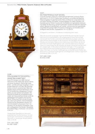 | 96
Decorative Arts | Möbel, Pendulen, Tapisserien, Skulpturen, Silber und Porzellan
1158
FEIN GEARBEITETER DOPPEL­
SEKRETÄR À ABATTANT
Louis XVI, Schweiz, um 1800. Samuel
Hämmerli (1750–1820) oder dessen Söhne,
Lenzburg. Nussbaum, Zwetschge sowie
Birken- und Wurzelmaser eingelegt in recht-
eckigen Reserven und Filets. Rechteckiger
Korpus mit leicht vorstehendem Blatt auf
gerader Zarge und Pyramidenbeinen. Front
mit Schublade über abklappbarer Schreib-
platte und zwei weiteren Schubladen. Die
oberste Schublade als Schreiblade ausge-
staltet, der herausziehbare Boden sowie die
abklappbare Front ergeben eine Schreib-
fläche. Öffnend auf Fach mit drei Schubla-
den, davon eine geheim. Die Schreibplatte
öffnend auf fein gestaltetes Interieur mit
zehn Schubladen und grossem Fach. Ge-
heimfach mit vier kleinen Schubladen unter
dem aufklappbaren Fachboden. Vergoldete
Bronzebeschläge. 2 Schlüssel. 114 x 54 (97)
x 141 cm.
Vergleichbare Sekretäre von Hämmerli
abgebildet bei: Fritz Bohnenblust: Von den
Lenzburger Tischmachern und Ebenisten
Hämmerli. In: Lenzburger Neujahrsblätter
1962, S. 30-45.
CHF 1 500 / 2 000
(€ 1 390 / 1 850)
1157
SELTENE PENDULE AUF SOCKEL
Louis XVI, Schweiz, Ende 18. Jh. Wohl Samuel Hämmerli, Lenzburg. Mono-
grammiert H L H J M V Z. Zwetschge, Nussbaum und andere teils getönte
Hölzer eingelegt mit geometrischen Filets und Reserven sowie beschnitzt
mit Vasen, Rosette und Zapfen. Sockel eingelegt mit ovalem Medaillon mit
Darstellung einer Mühle in Landschaft. Architektonisch gestaltetes Gehäuse
mit Zapfen als Abschluss, auf leicht gestuftem Sockel mit seitlichen Vasenauf-
sätzen. Weisses Emailzifferblatt „en cuvette“ und durchbrochen gearbeitete,
vergoldete feine Zeiger. Werk mit Graham-Ankergang und Viertelstunden-
schlag auf zwei Glocken. Zugrepetition. 47 x 15 104 cm.
Schlagwerk zu revidieren. 1 Profilleiste unvollständig (links oben).
Über den aus einer Lenzburger Tischmacherfamilie stammenden Samuel
Hämmerli ist nur wenig bekannt. Der ausgewogene Entwurf, die vorzügli-
che Auswahl des Furniers sowie deren feine Bearbeitung zeigen, dass sich
Hämmerli bei seinen Arbeiten an der Produktion der damaligen Zentren der
Möbelkunst orientierte. Dabei ist eine Anlehnung an die Arbeiten der Berner
Ebenisten Christoph Hopfengärtner oder Johannes Äbersold zu erkennen.
Dieser ist insbesondere bei den Arbeiten der beiden Söhne Samuel Hämmerli
der Jüngere (geb. 1778) sowie Gottried Hämmerli (geb. 1775) ausgeprägt,
die möglicherweise ihre Ausbildung teilweise bei Hopfengärtner absolviert
haben. (Hermann von Fischer: Hopfengärtner und das Bernische Mobiliar des
Klassizismus. Christoph Hopfengärtner und Zeitgenossen. Schloss Jegenstorf.
Ausstellung 1986. S. 25-25.)
CHF 1 800 / 2 800
(€ 1 670 / 2 590)
 