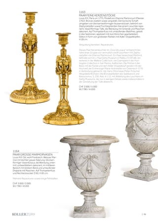 | 99
1163
PAAR FEINE KERZENSTÖCKE
Louis XVI, Paris um 1775. Modell von Etienne Martincourt (Meister
1762). Bronze ziseliert sowie vergoldet. Der konische Schaft
umgeben von drei karniesförmigen Aussenstützen, bekrönt von
Zephyrsköpfen sowie Früchtegirlanden (bei einem Leuchter repa-
riert). Vasenförmige Tülle, die Wandung mit Girlande und Maschen
dekoriert. Auf Trompetenfuss mit umlaufenden Blattfries, geteilt
in drei Sektionen, appliziert mit durchbrochen gearbeitetem
Dekor in Form von grotesken Ranken mit Adler-Doppelköpfen.
H 28 cm.
Vergoldung berieben. Reparaturen.
Dieses Paar Kerzenleuchter im „Gout étrusque“ entspricht bei-
nahe einer Gruppe von vermutlich zwölf Leuchtern mit Zephy-
rsköpfen von Etienne Martincourt. Ein Paar, bezeichnet Martinot,
befindet sich im J. Paul Getty Museum in Malibu (72.DF.48), ein
weiteres in der Wallace Collectioin, vier Exemplare in der Hun-
tingdon Collection in San Marino, Kalifornien. Die Motive in der
Basis mit der Fackel und dem Adler-Doppelkopf werden mit der
Hochzeit der Erzherzogin Marie-Antoinette von Österreich 1770
in Verbindung gebracht. Vgl. Hans Ottomeyer/Peter Pröschel:
Vergoldete Bronzen. Die Bronzearbeiten des Spätbarock und
Klassizismus, S. 230, Abb. 4.1.12. mit Abbildung des Leuchters im
Getty Museums, der nur in wenigen Details sowie insbesondere in
der Gestaltung der Tülle abweicht.
CHF 3 000 / 5 000
(€ 2 780 / 4 630)
1164
PAAR GROSSE MARMORVASEN
Louis XVI-Stil, wohl Frankreich. Weisser Mar-
mor mit leichter grauer Äderung. Glocken-
förmiger Vasenkorpus, die Wandung unten
mit Lorbeerblättern dekoriert, im mittleren
Bereich mit breitem Band und umlaufender
Draperie mit Maschen. Auf Trompetenfuss
und Rechtecksockel. D 60, H 85 cm.
Mehrere Reparaturen sowie einige Fehlstellen.
CHF 3 000 / 5 000
(€ 2 780 / 4 630)
 