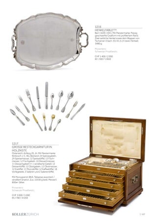 | 127
1216
HENKELTABLETT
Bern 1839–1941. Mit Meistermarke. Passig
geschweifte Ovalform mit profiliertem Rand.
Zwei seitliche Henkel sowie dem Wappen von
Tscharner-Erlach. 55×41,5 cm (exkl. Henkel).
3480 g.
Provenienz:
Schweizer Privatbesitz.
CHF 1 400 / 2 000
(€ 1 300 / 1 850)
1217
GROSSE BESTECKGARNITUR IN
HOLZKISTE
Österreich, Anfang 20. Jh. Mit Meistermarke
Klinkosch J. C. AG. Bestand: 24 Speisegabeln,
24 Speisemesser, 12 Speiselöffel, 12 Fisch-
messer, 12 Fischgabeln, 10 Dessertmesser,
11 Dessertgabeln (+ 1 versilberte Gabel), 12
Dessertlöffel, 12 Obstgabeln, 12 Obstmesser,
12 Eislöffel, 11 Moccalöffel, 12 Kaffeelöffel, 18
Vorlegeteile, 2 Salieren und 2 Salierenlöffel,
Mit Monogramm BKA. Teilweise assortiert /
versilbert ersetzt. Zus. 10330 g (exkl. Messer).
800er-Silber.
Provenienz:
Schweizer Privatbesitz.
CHF 3 000 / 5 000
(€ 2 780 / 4 630)
 