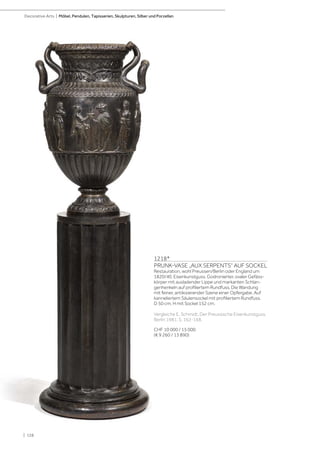 | 128
Decorative Arts | Möbel, Pendulen, Tapisserien, Skulpturen, Silber und Porzellan
1218*
PRUNK-VASE „AUX SERPENTS“ AUF SOCKEL
Restauration, wohl Preussen/Berlin oder England um
1820/40. Eisenkunstguss. Godronierter, ovaler Gefäss-
körper mit ausladender Lippe und markanten Schlan-
genhenkeln auf profiliertem Rundfuss. Die Wandung
mit feiner, antikisierender Szene einer Opfergabe. Auf
kanneliertem Säulensockel mit profiliertem Rundfuss.
D 50 cm, H mit Sockel 152 cm.
Vergleiche E. Schmidt, Der Preussische Eisenkunstguss,
Berlin 1981; S. 162-168.
CHF 10 000 / 15 000
(€ 9 260 / 13 890)
 