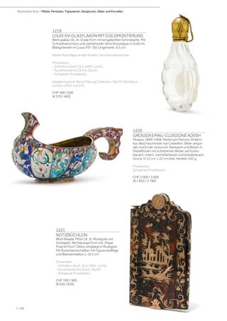| 130
Decorative Arts | Möbel, Pendulen, Tapisserien, Skulpturen, Silber und Porzellan
1219
LOUIS XVI GLASFLAKON MIT GOLDMONTIERUNG
Wohl spätes 18. Jh. Ovale Form mit eingekerbter Schmalseite. Mit
Schraubverschluss und zylindrischer Verschlusskappe in Gold mit
Blattgirlanden im Louis XVI- Stil. Ungemarkt. 9,5 cm
Kleine Abschläge an den Kanten, Verschlusskette lose.
Provenienz:
- Sotheby‘s Genf, 16.5.1995, Lot 41.
- Kunsthandel Ars Domi, Zürich.
- Schweizer Privatbesitz.
Vergleichsstück: Rene Fribourg Collection, Part IV, Sotheby‘s,
London 1963, Lot 253.
CHF 400 / 500
(€ 370 / 460)
1221
NOTIZBÜCHLEIN
Wohl Neapel, Mitte 18. Jh. Roségold und
Schildpatt. Rechteckige Form mit „Piqué
Posé et Point” Dekor eingelegt in Roségold.
Mit Ruinenlandschaften mit Figurenstaffage
und Blattwerkdekor. L 10,5 cm.
Provenienz:
- Sotheby‘s Genf, 16.5.1995, Lot 42.
- Kunsthandel Ars Domi, Zürich.
- Schweizer Privatbesitz.
CHF 700 / 900
(€ 650 / 830)
1220
GROSSER EMAIL-CLOISSONÉ KOVSH
Moskau 1899–1908. Marke Ivan Petrovic Khlebni-
kov. Beschaumeister Ivan Lebedkin. Silber vergol-
det und Email-cloisonné. Rankwerk und Blüten in
Pastelltönen mit schattierten Blüten auf türkis-
blauem, rotem, cremefarbenen und kobaltblauem
Grund. H 12 cm. L 22 cm (inkl. Henkel). 442 g.
Provenienz:
Schweizer Privatbesitz.
CHF 2 000 / 3 000
(€ 1 850 / 2 780)
 