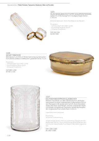 | 132
Decorative Arts | Möbel, Pendulen, Tapisserien, Skulpturen, Silber und Porzellan
1225
GLAS SIEGELWACHS ETUI MIT GOLDMONTIERUNG
Spätes 19. Jh. Rechteckige Form mit abgeschrägten Kanten.
L 10,5 cm.
Eine Ecke bestossen, kleine Abschläge an den Rändern.
Provenienz:
- Sotheby‘s Genf, 16.5.1995, Lot 38.
- Kunsthandel Ars Domi, Zürich.
- Schweizer Privatbesitz.
CHF 250 / 350
(€ 230 / 320)
1226
ACHAT TABATIERE
Wohl Deutsch um 1750. Jh. Mit Vermeilmontierung. Kartuschen-
form, Deckel und Basis in hellbraunem, geädertem Achat. 7,5 cm.
Provenienz:
- Sothebys Genf, 16.5.1995, Lot 40.
- Kunsthandel Ars Domi, Zürich.
- Schweizer Privatbesitz.
CHF 800 / 1 200
(€ 740 / 1 110)
1227
SELTENER BIEDERMEIER GLASBECHER
Böhmen, Franz Riedel, um 1805. Zylindrische Form, die Kuppa-
wand graviert mit einem Gedenkpodest mit Blumenkorb und mit
dem Monogramm PB, darüber eine Inschrift „Deine Gesundheit
werde...Dein Hertz ohne Mängel”, zwischen umlaufenden Säulen
und Arkaden mit bepflanzten Jardinieren, darüber Blumengirlan-
den. Eingraviertes M am unteren Rand. H 10,5 cm.
Lippenrand minim bestossen.
Provenienz:
Schweizer Privatsammlung
Vergleichende Literatur: Paul von Lichtenberg, Glasgravuren des
Biedermeier, Taf. 321, 321a und 324 für drei ähnliche Becher, dem
böhmischen Glasschneider Franz Riedel (1786-1844) zugeschrie-
ben.
CHF 1 500 / 2 800
(€ 1 390 / 2 590)
 